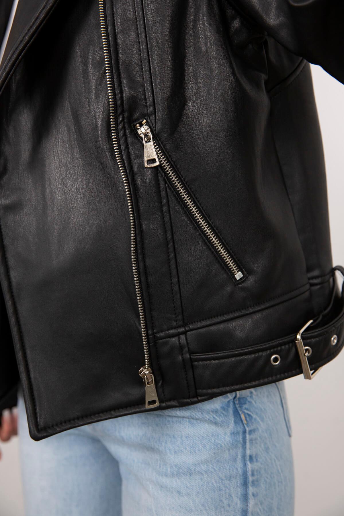 Siyah Beyaz Fermuar Detaylı Kemerli Deri Biker Ceket