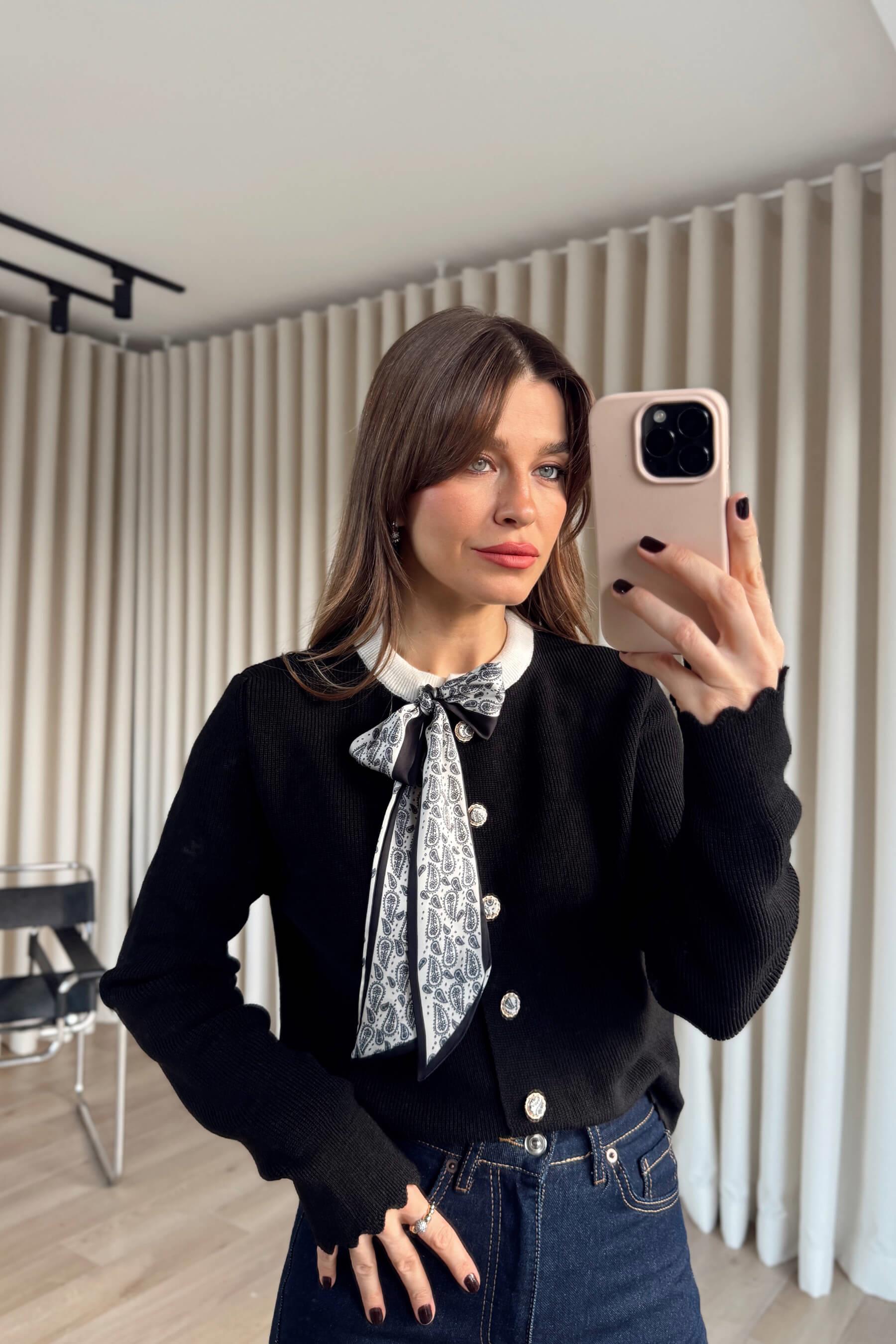 Siyah Beyaz Fularlı Premium Düğmeli Triko Hırka