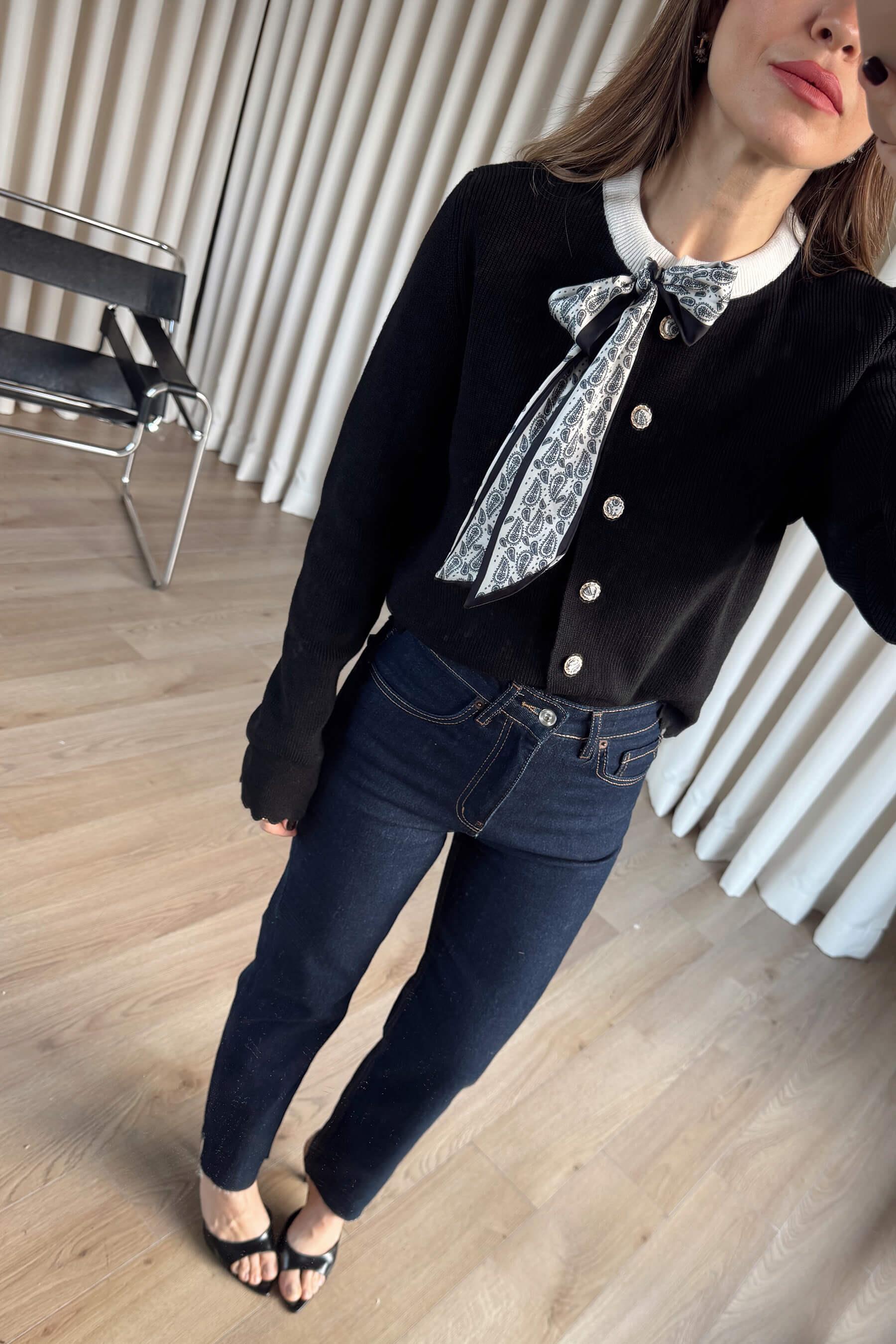 Siyah Beyaz Fularlı Premium Düğmeli Triko Hırka