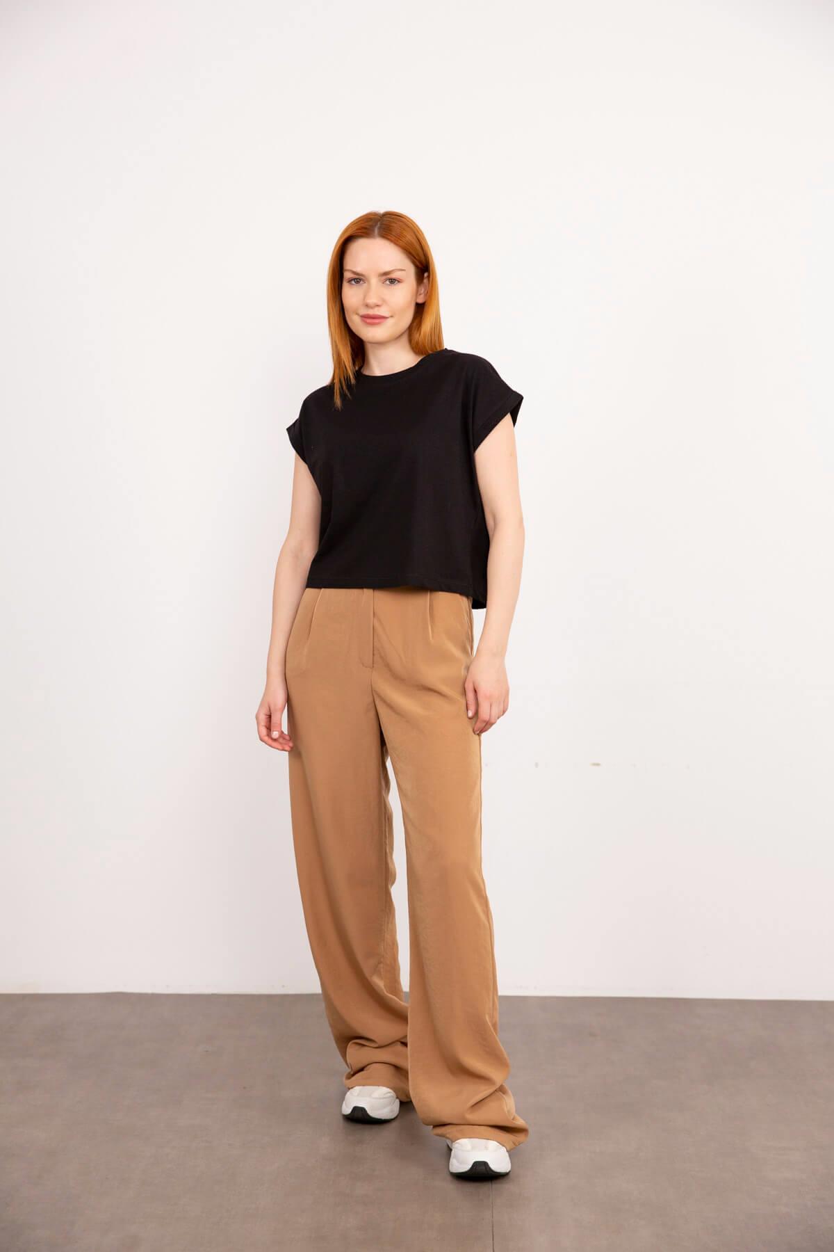 Siyah Bisiklet Yaka Crop T-Shirt
