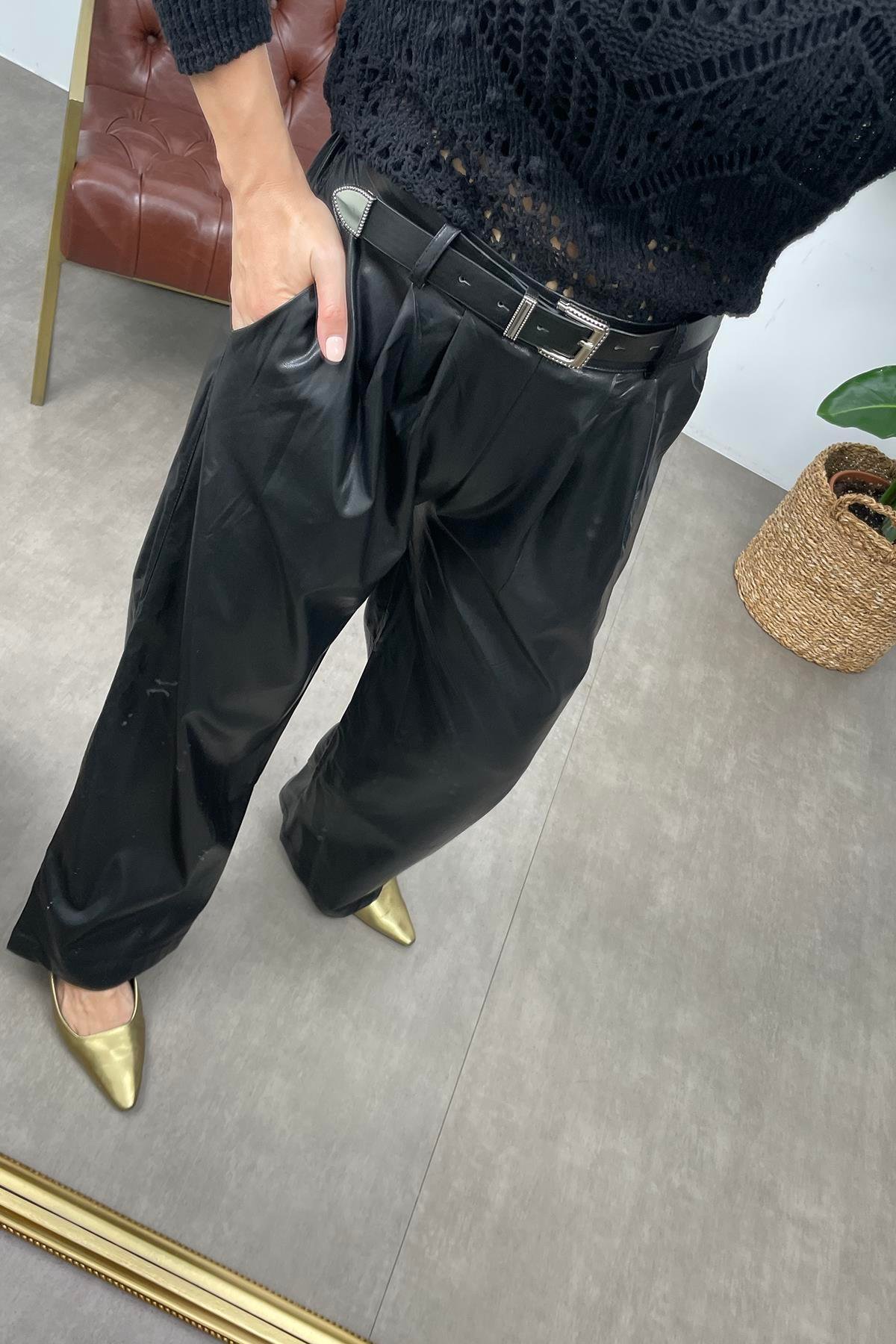 Siyah Boru Paça Kemerli Deri Pantolon