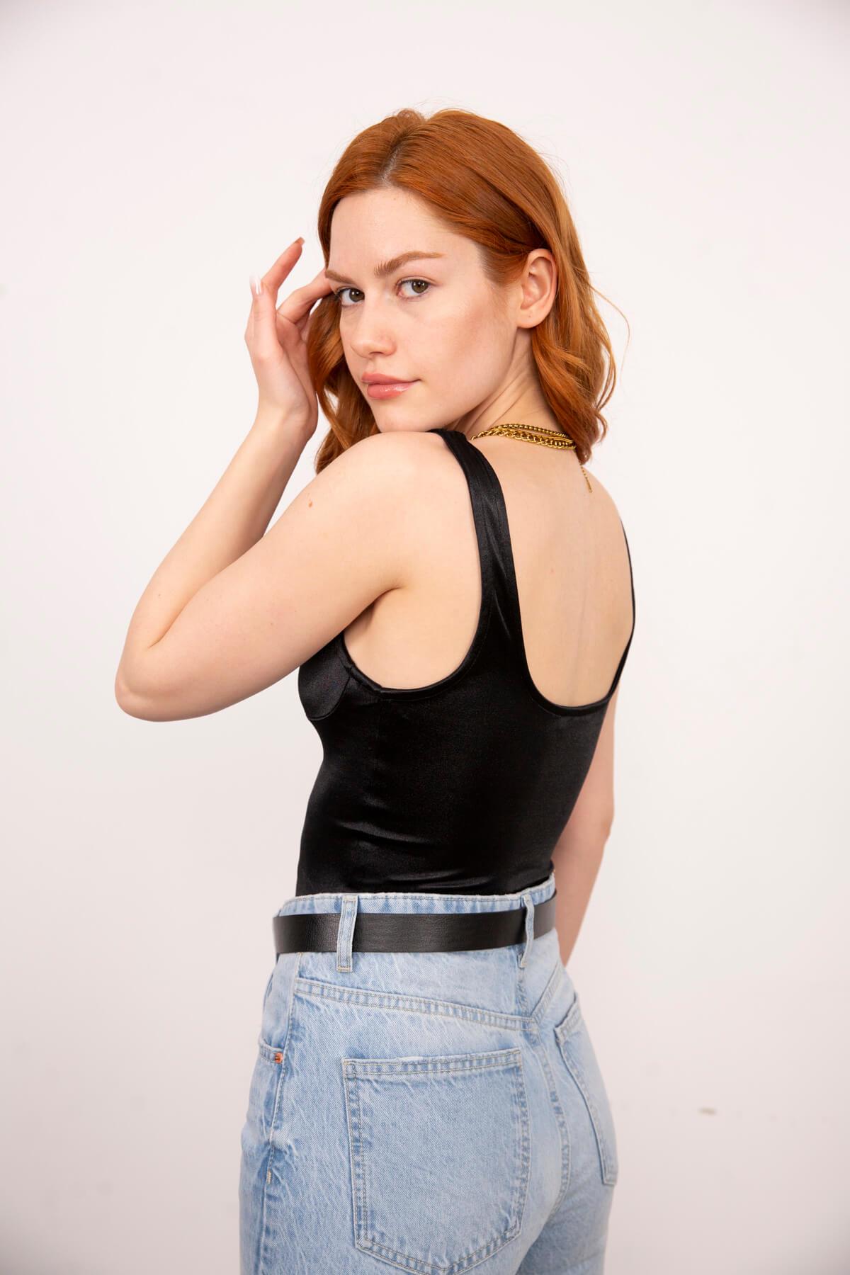 Siyah Dikişli Çıtçıtlı Askılı Body Suit