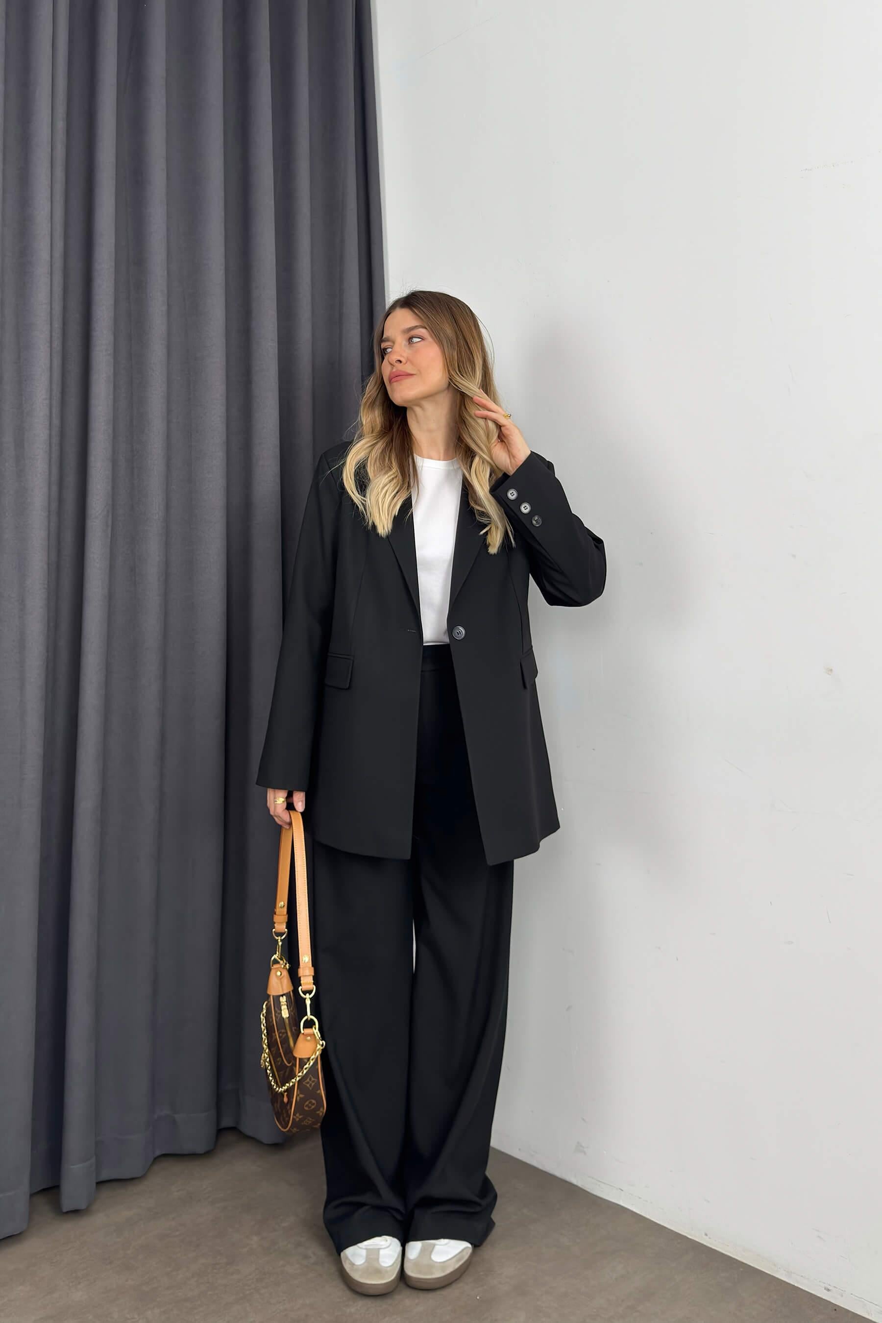 Siyah Düğme Detaylı Kuşaklı Blazer Ceket Pantolon Takım