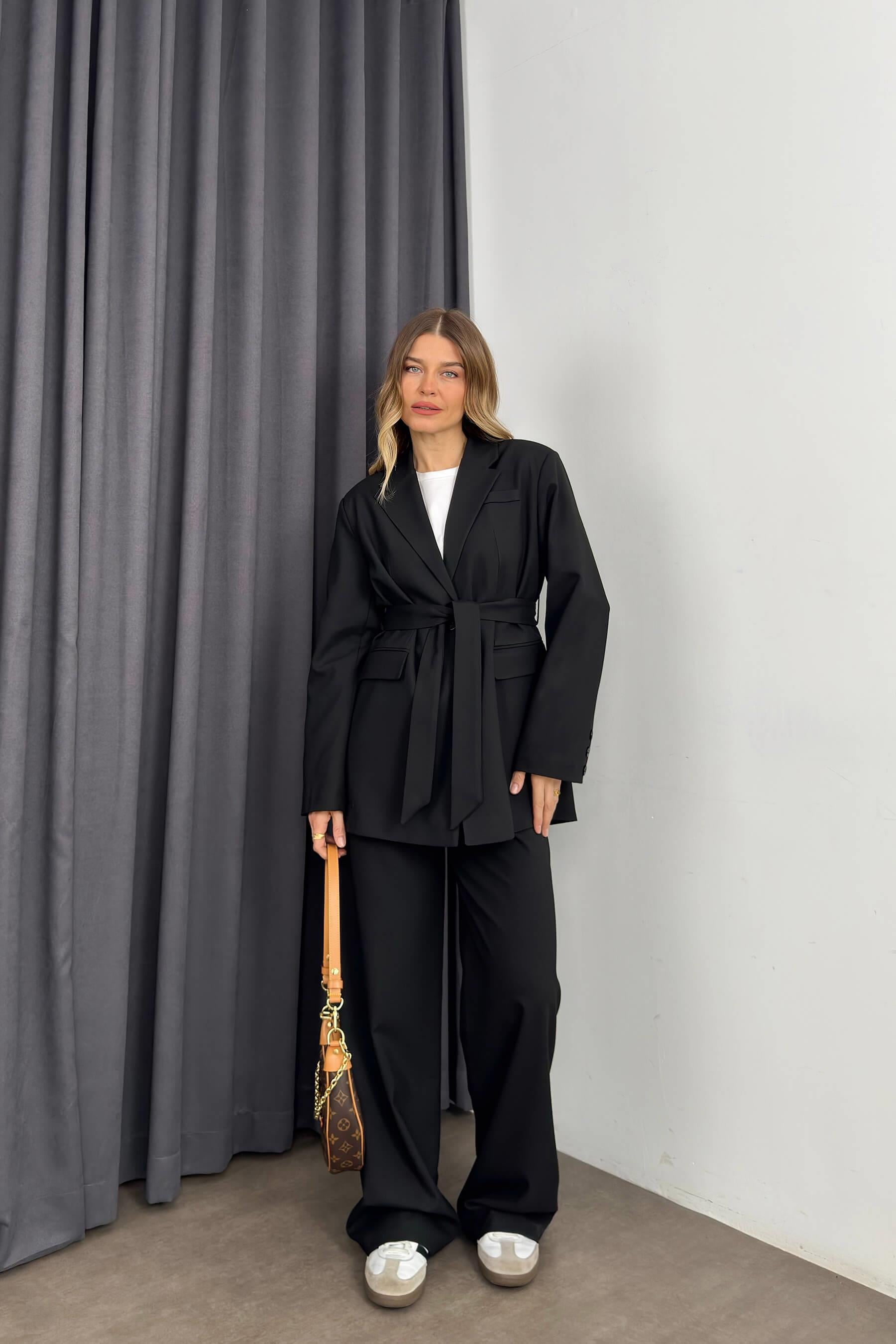 Siyah Düğme Detaylı Kuşaklı Blazer Ceket Pantolon Takım