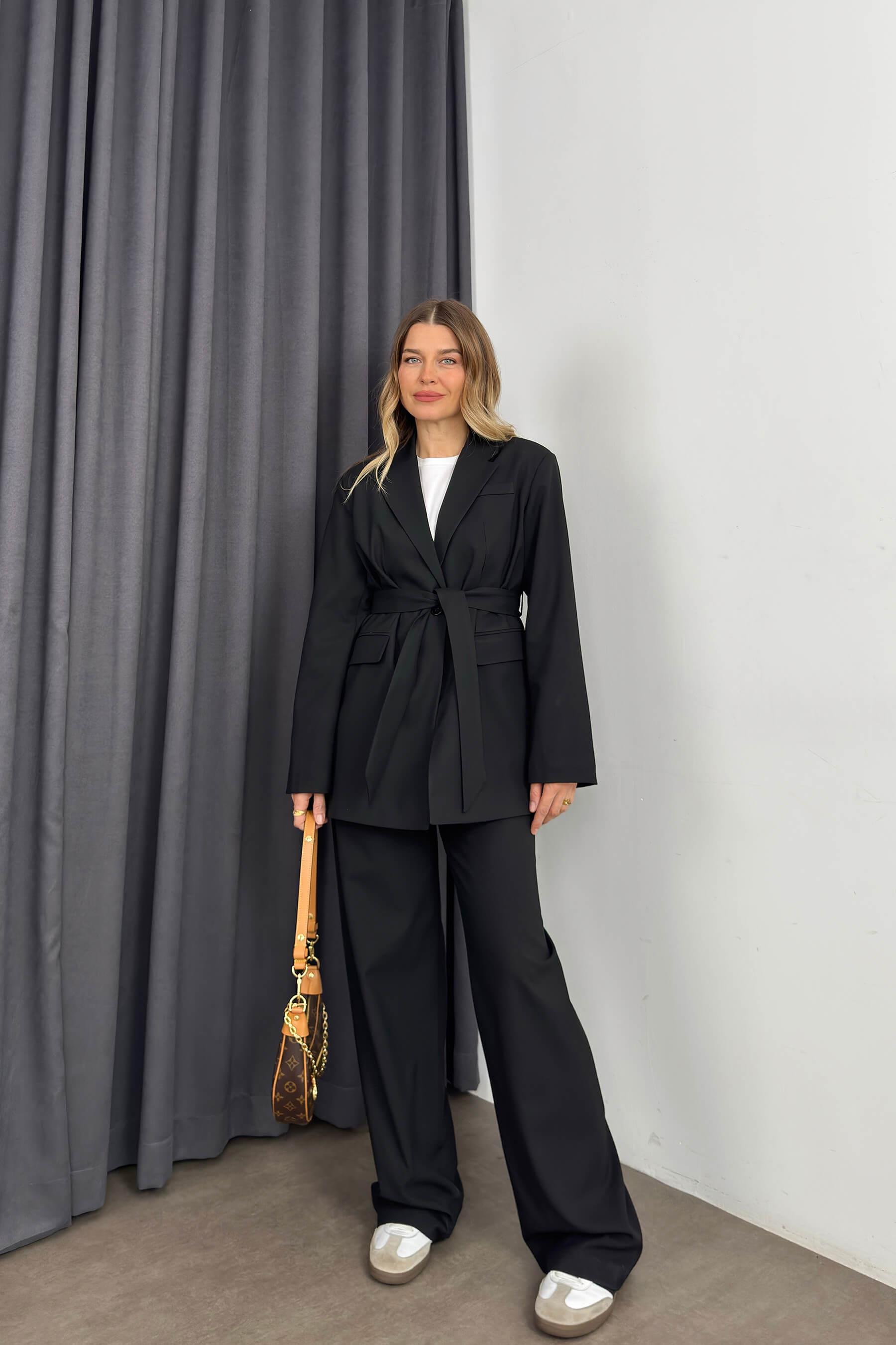 Siyah Düğme Detaylı Kuşaklı Blazer Ceket Pantolon Takım