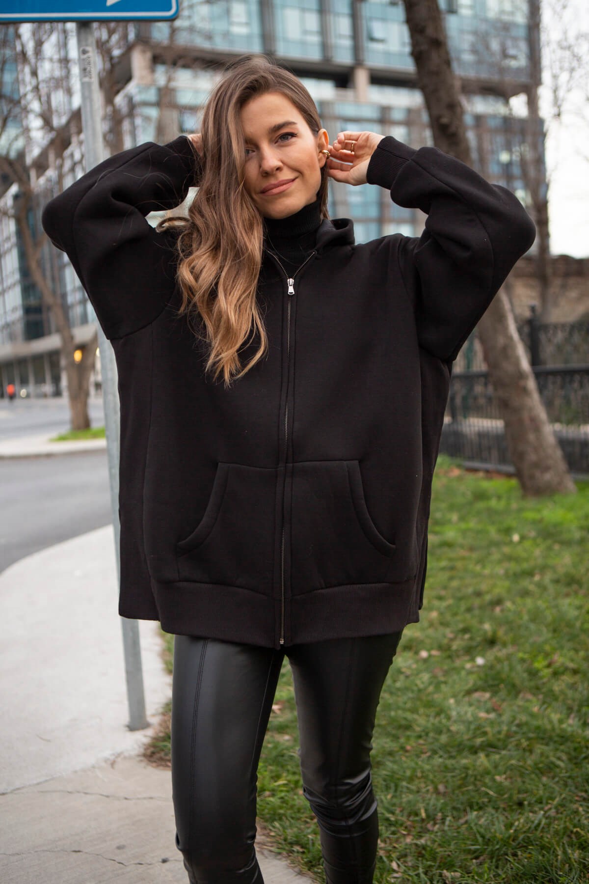 Siyah Kapşonlu Şardonlu Sweat