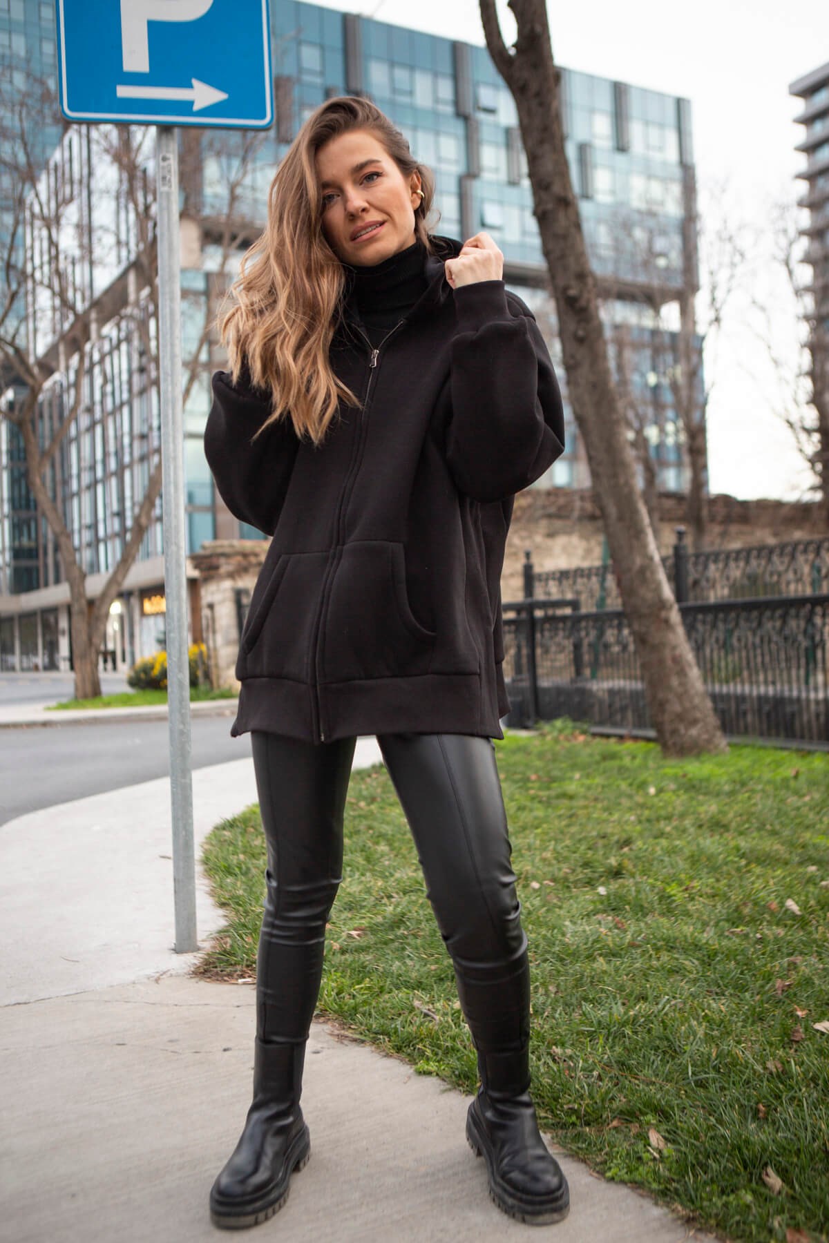 Siyah Kapşonlu Şardonlu Sweat