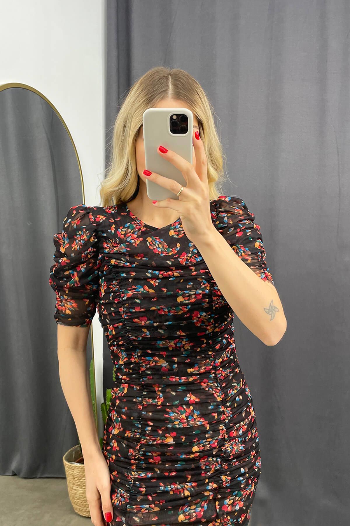 Siyah Kırmızı Çiçekli Drapeli Yırtmaçlı Tül Elbise