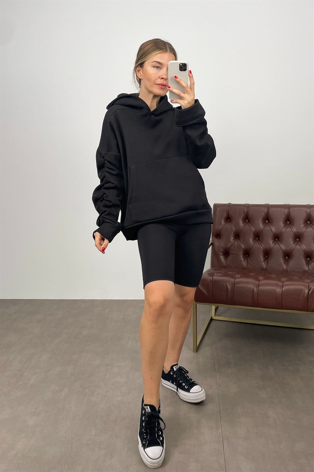 Siyah Kolları Büzgülü Kapüşonlu Sweatshirt
