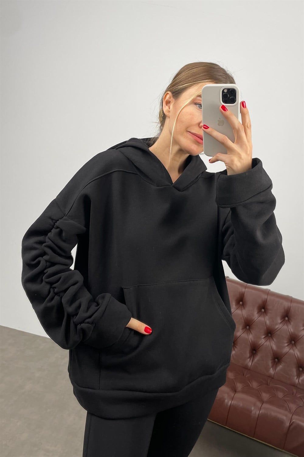 Siyah Kolları Büzgülü Kapüşonlu Sweatshirt
