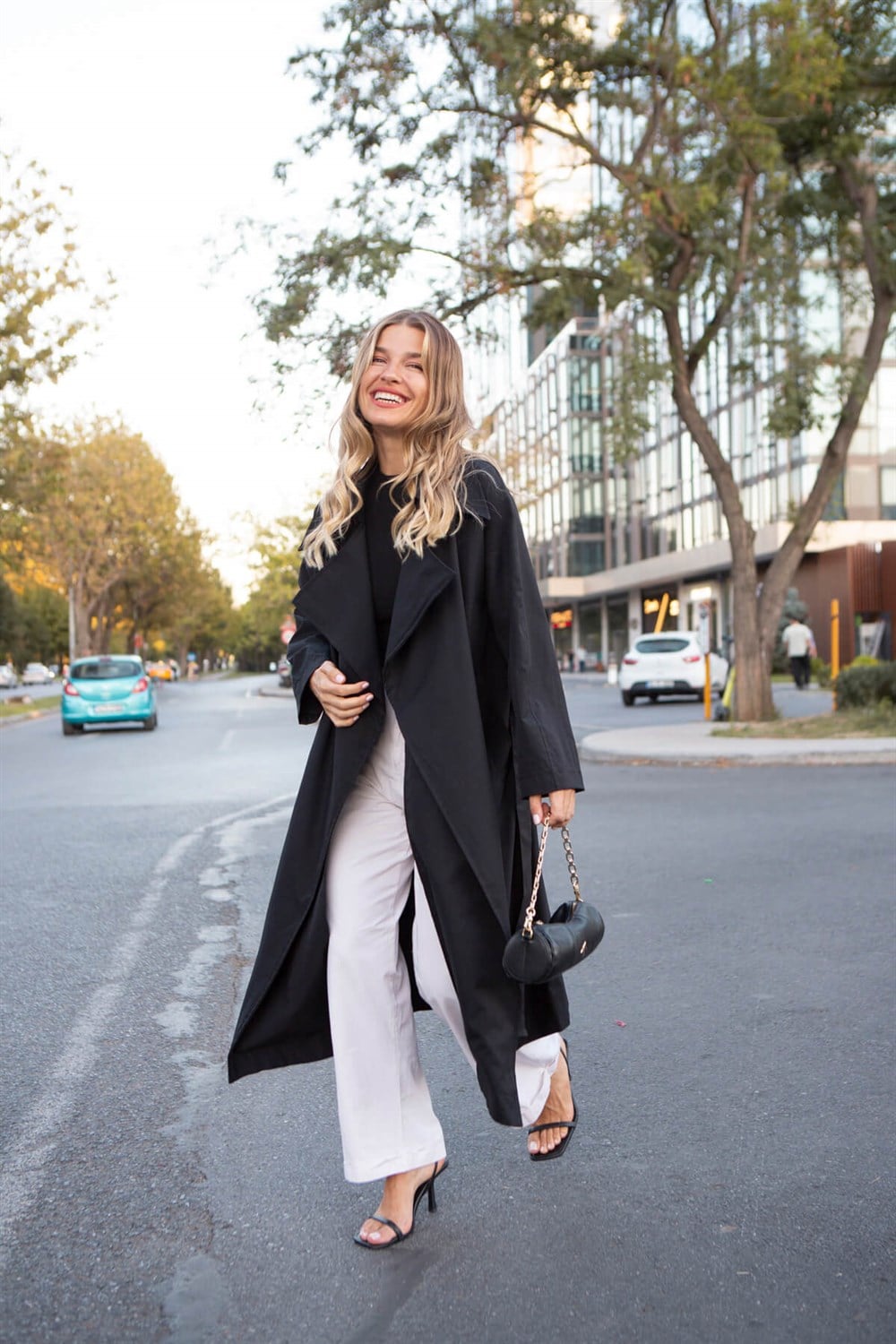 Siyah Kruvaze Yaka Kemerli Oversize Trençkot