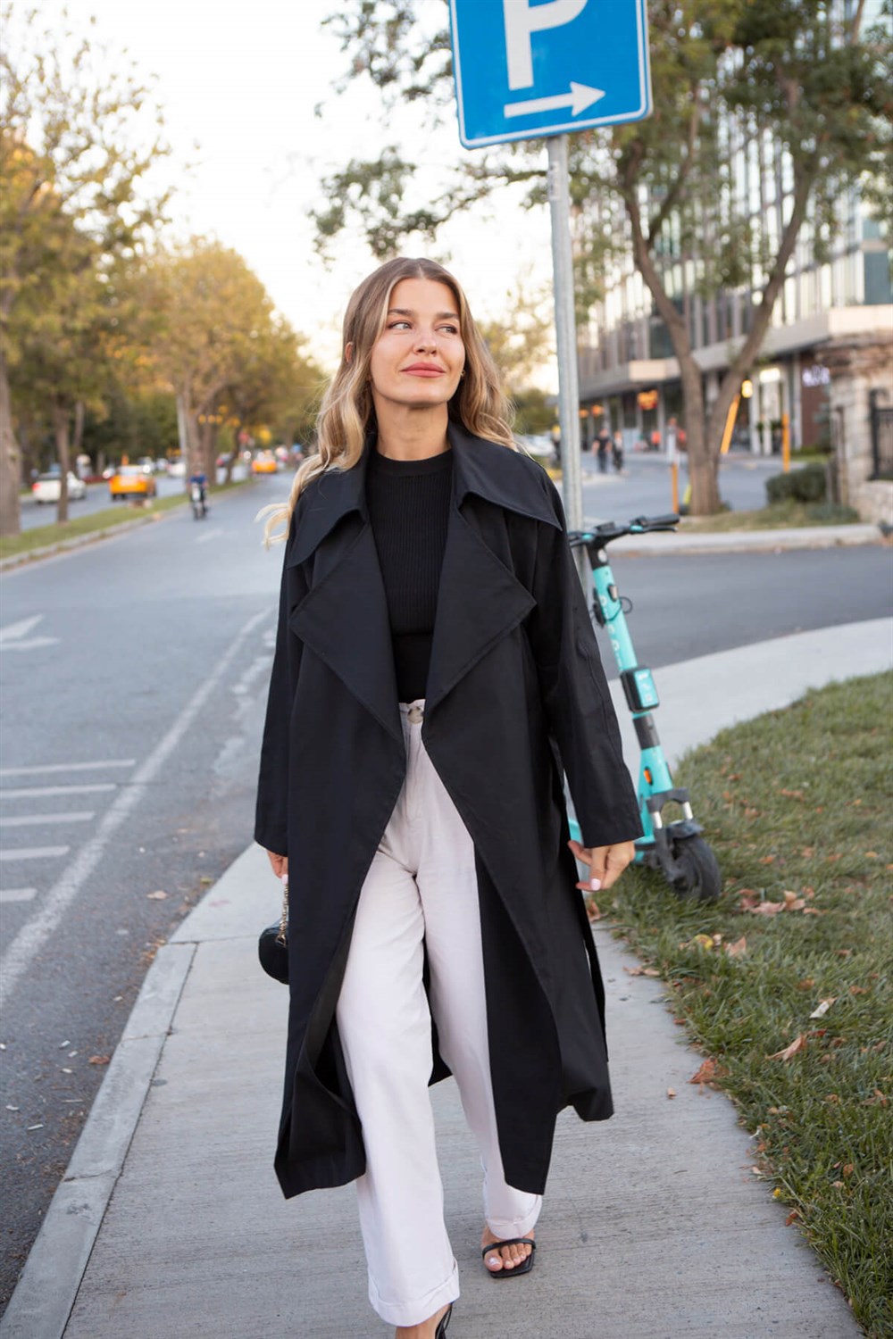 Siyah Kruvaze Yaka Kemerli Oversize Trençkot