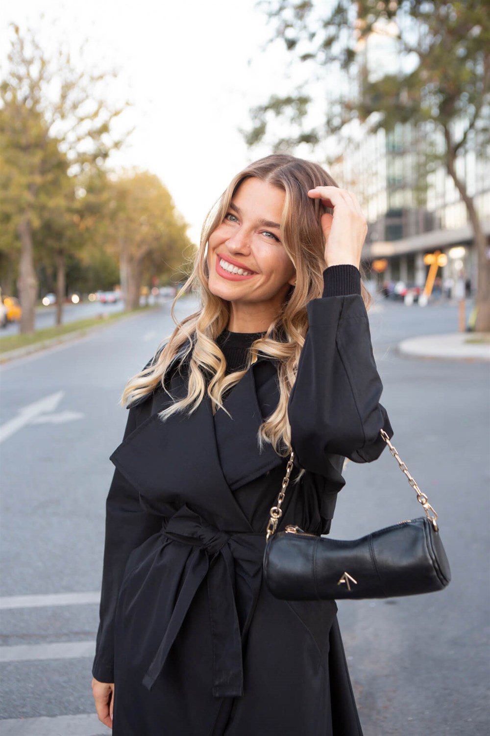 Siyah Kruvaze Yaka Kemerli Oversize Trençkot