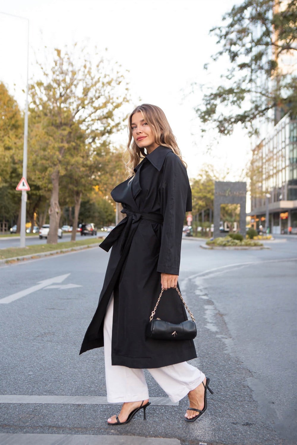 Siyah Kruvaze Yaka Kemerli Oversize Trençkot