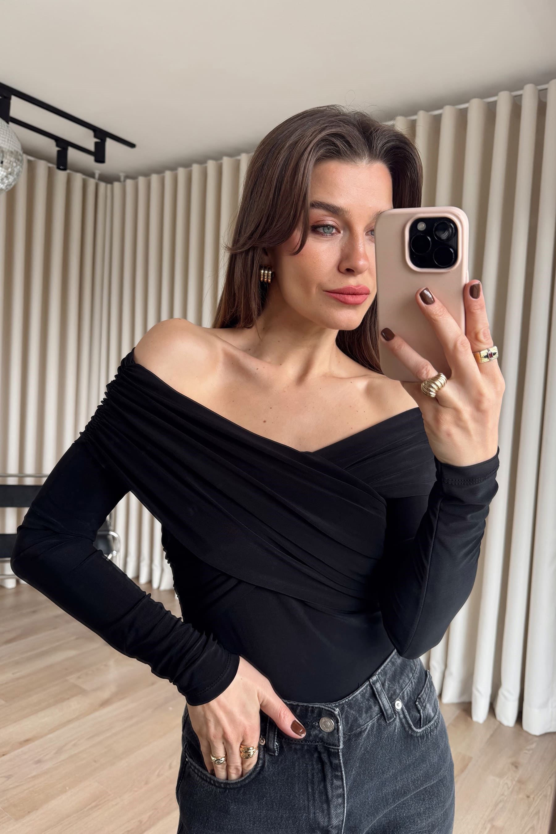 Siyah Omuzdan Çapraz Drapeli Bluz