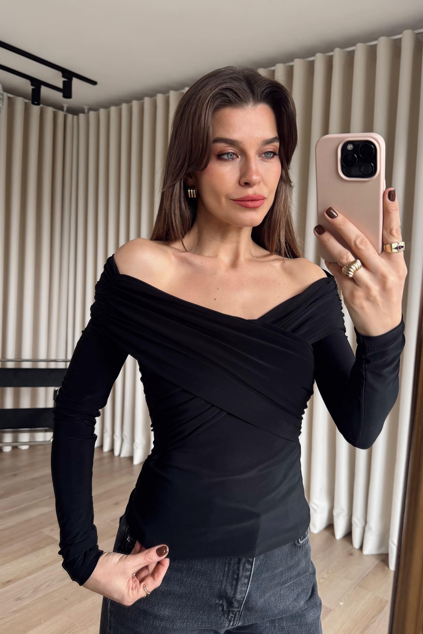 Siyah Omuzdan Çapraz Drapeli Bluz