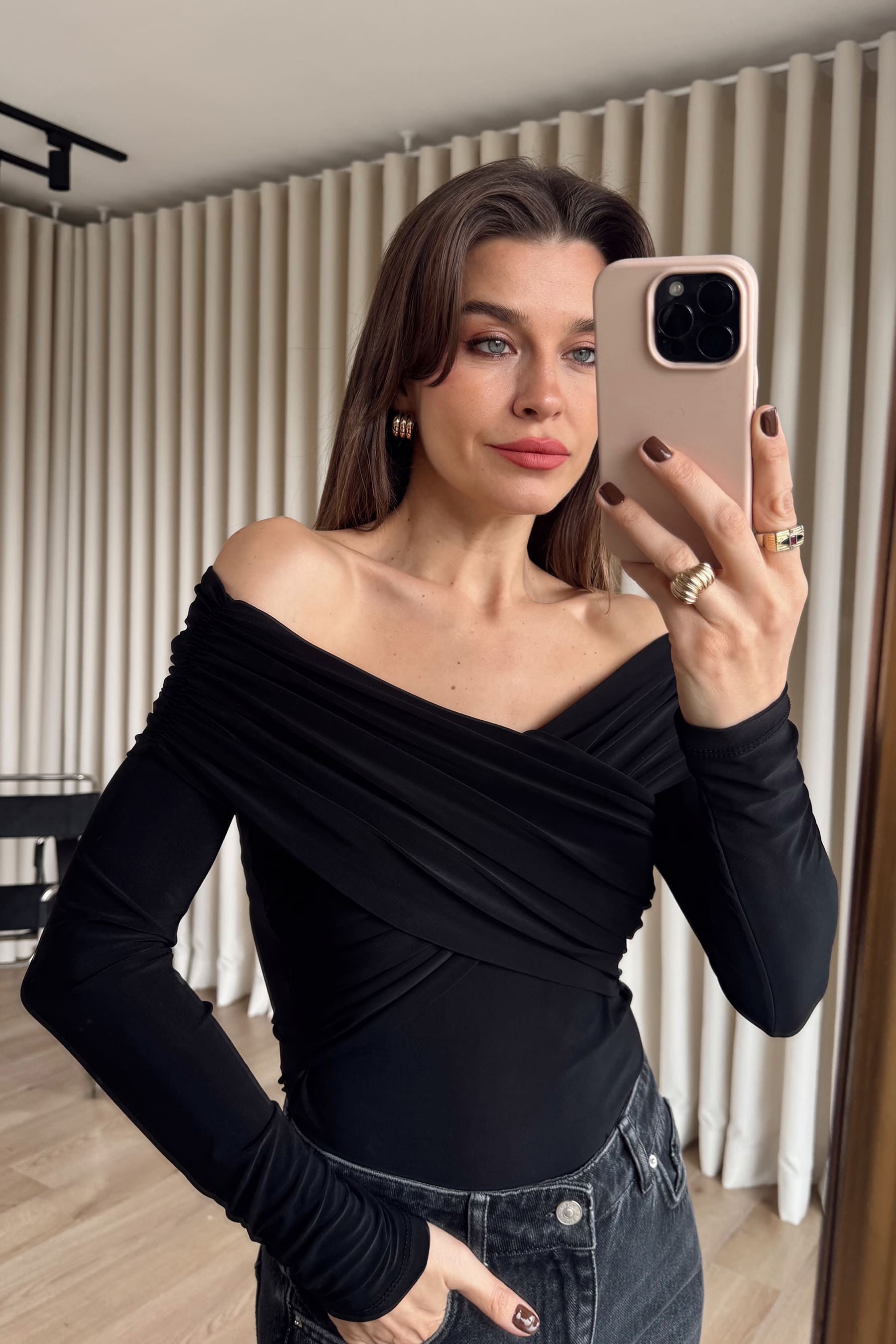 Siyah Omuzdan Çapraz Drapeli Bluz