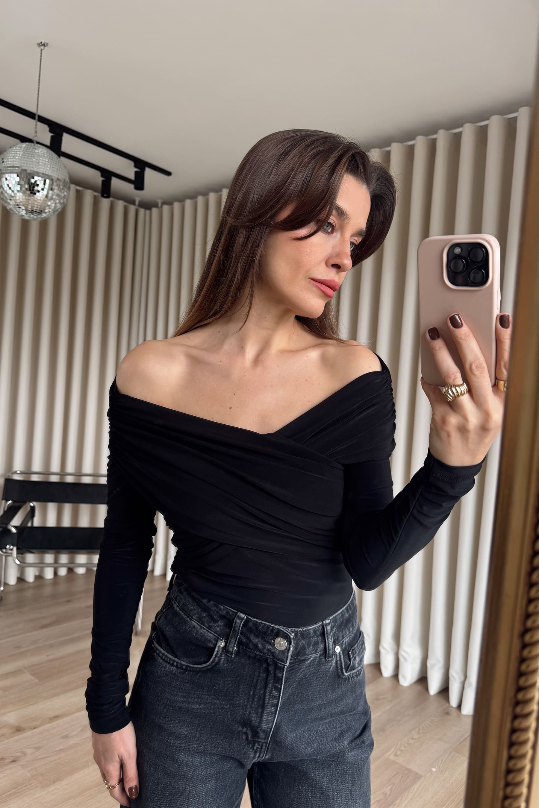 Siyah Omuzdan Çapraz Drapeli Bluz