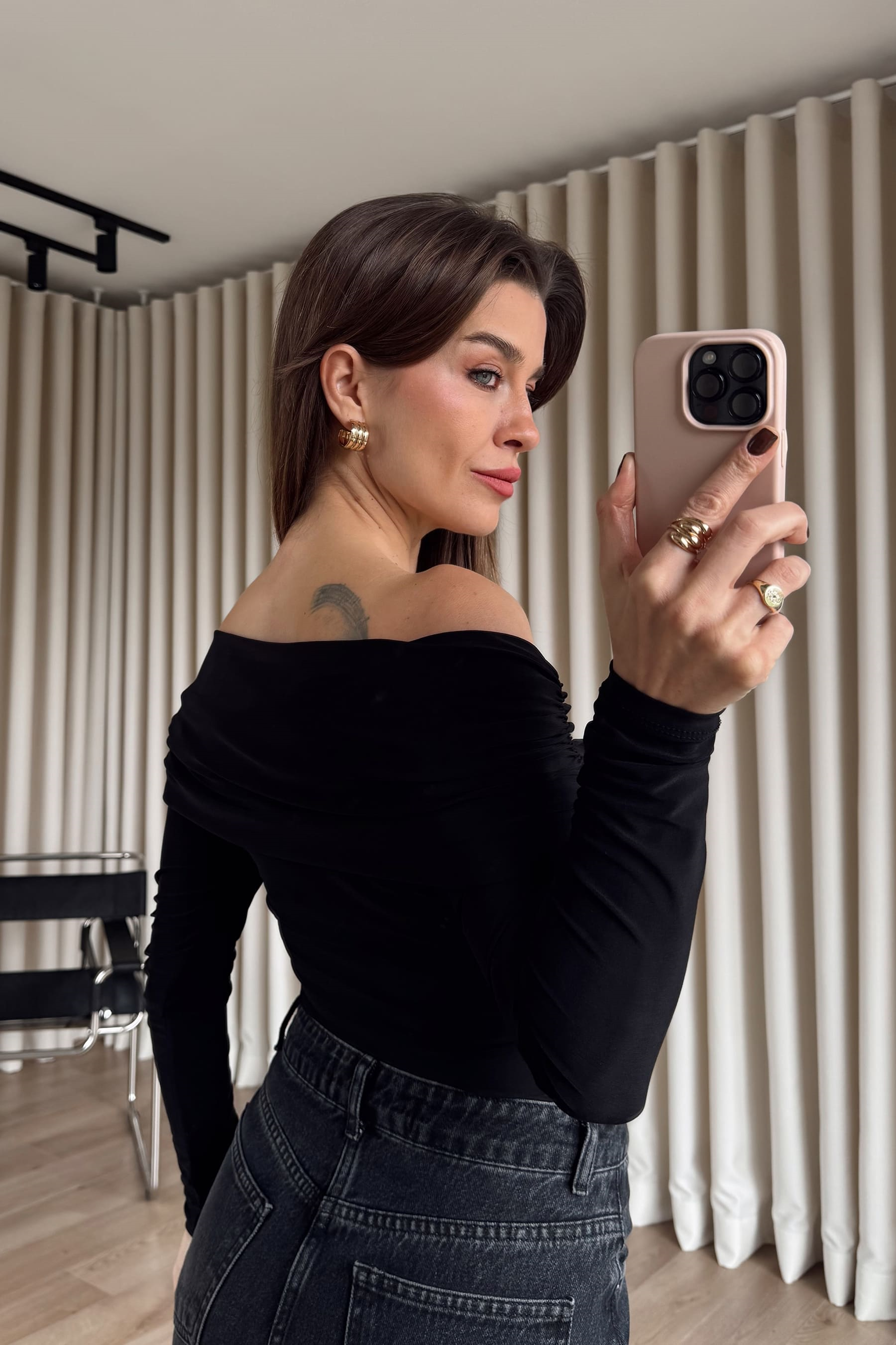 Siyah Omuzdan Çapraz Drapeli Bluz