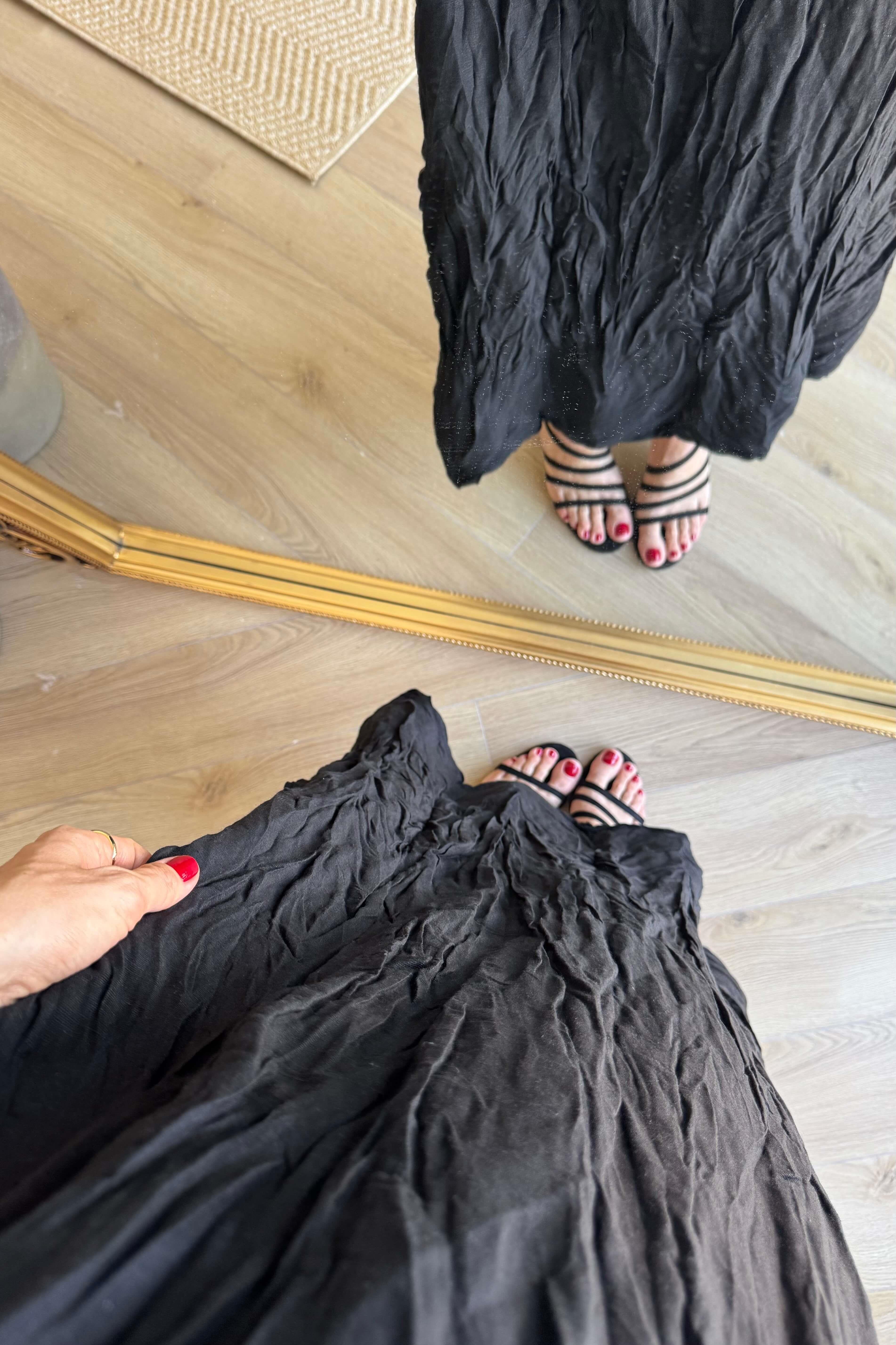 Siyah Önü Lastikli Asansör Askılı Keten Elbise