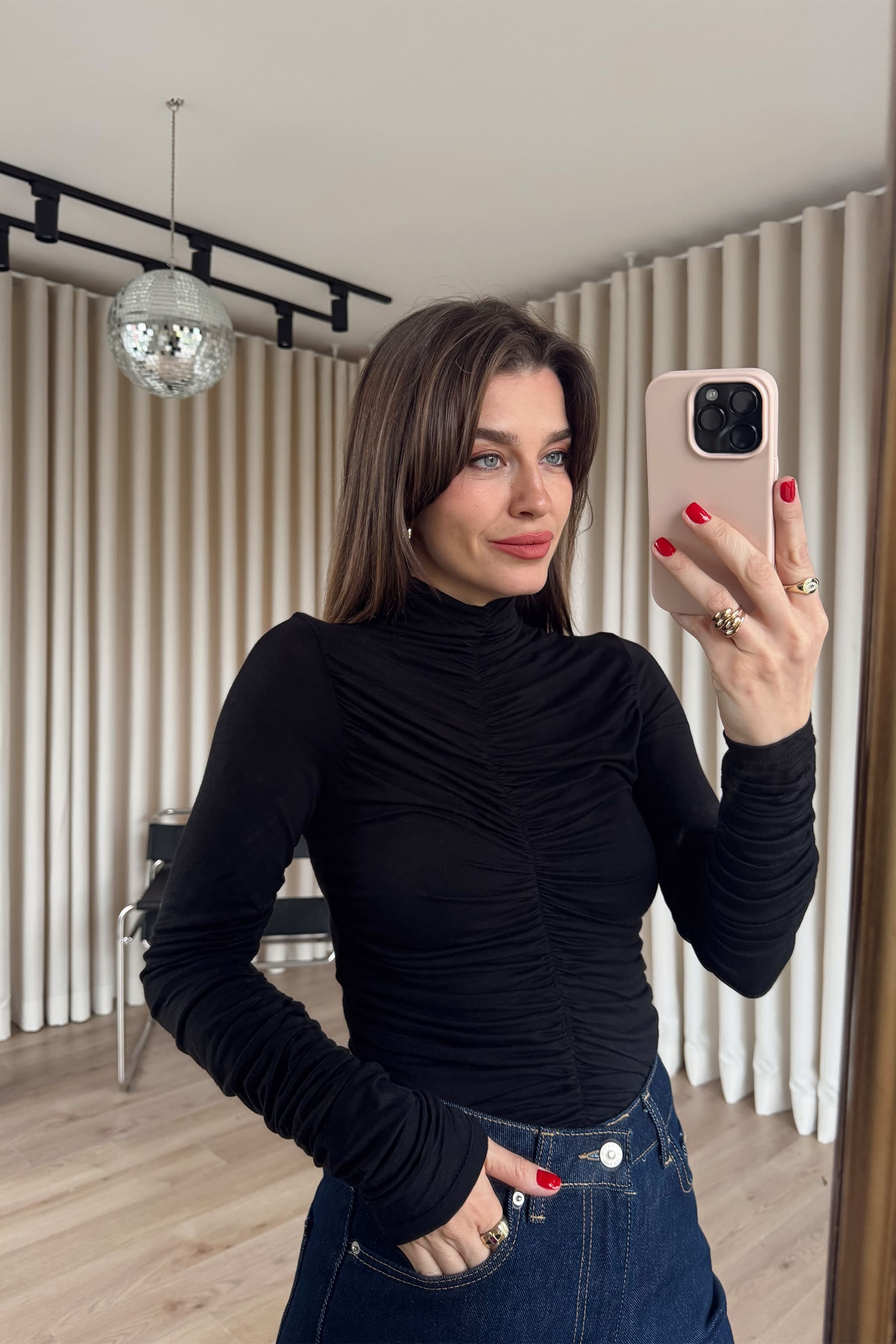 Siyah Önü ve Kolu Drapeli Bluz