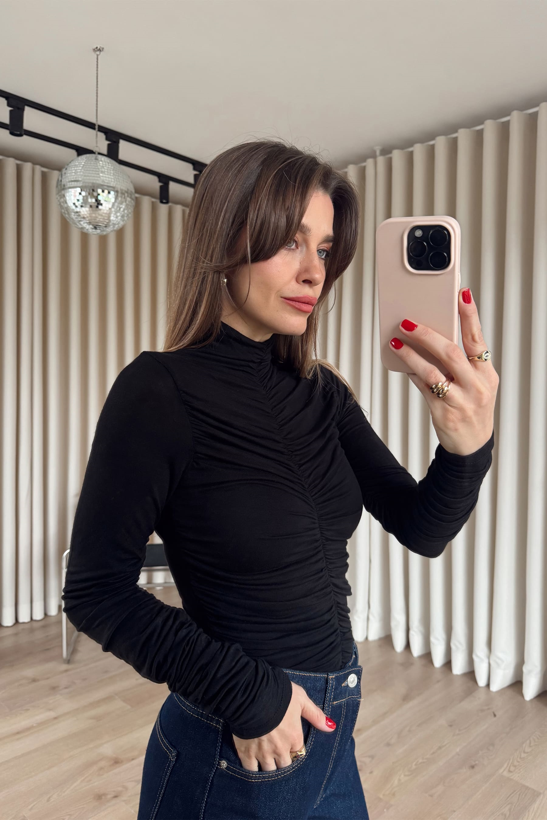 Siyah Önü ve Kolu Drapeli Bluz