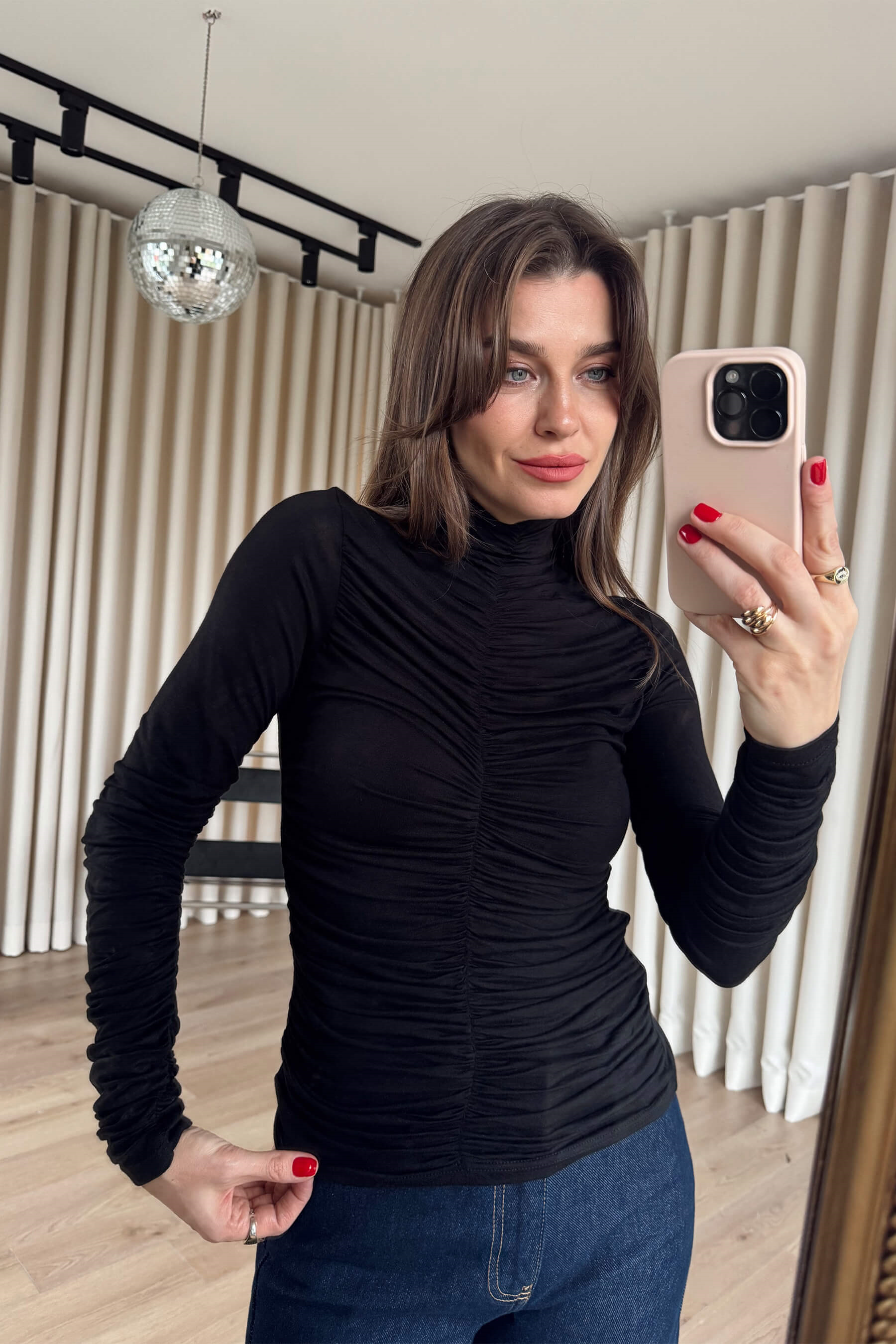 Siyah Önü ve Kolu Drapeli Bluz