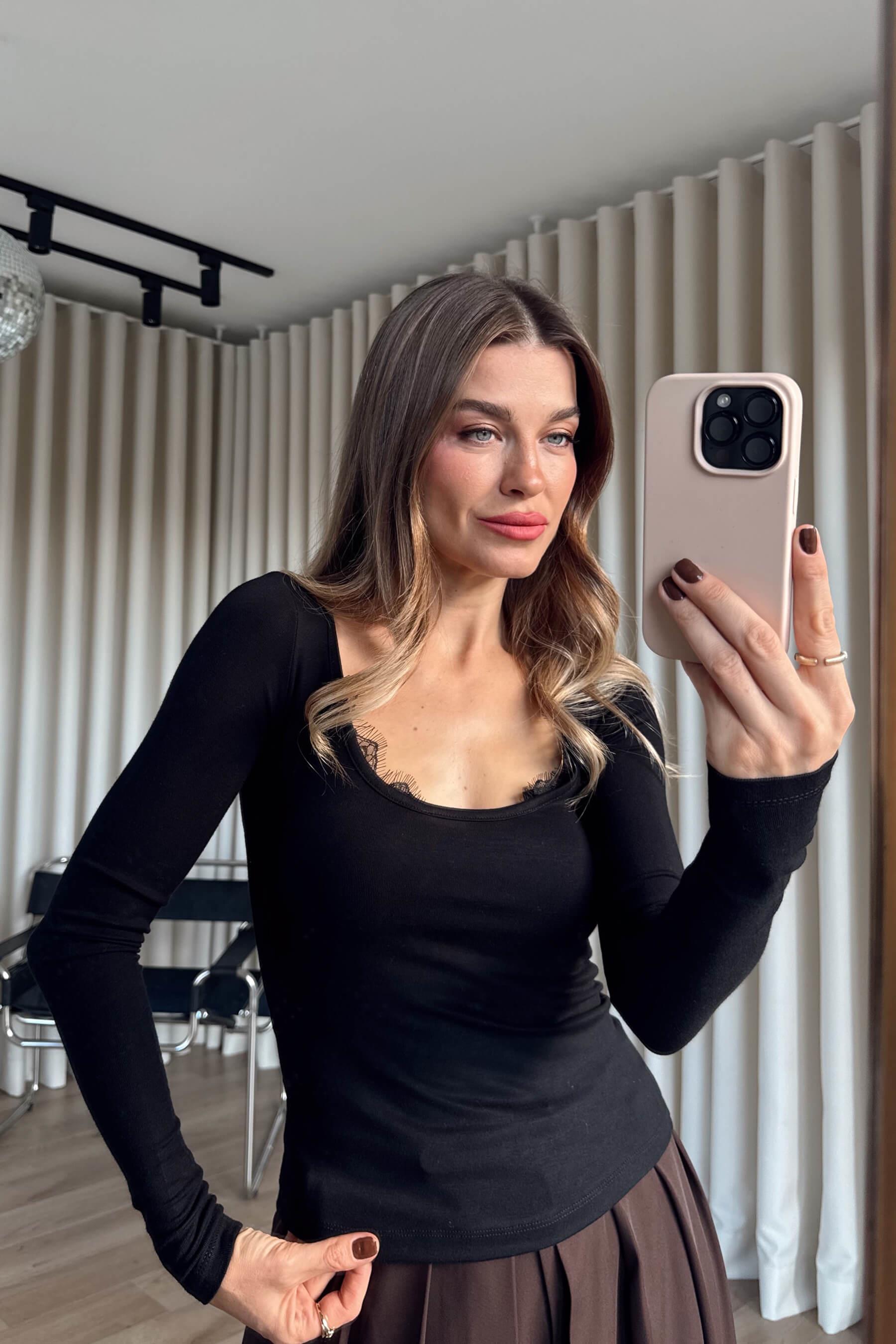 Siyah Oval Yaka Dantel Detaylı Bluz