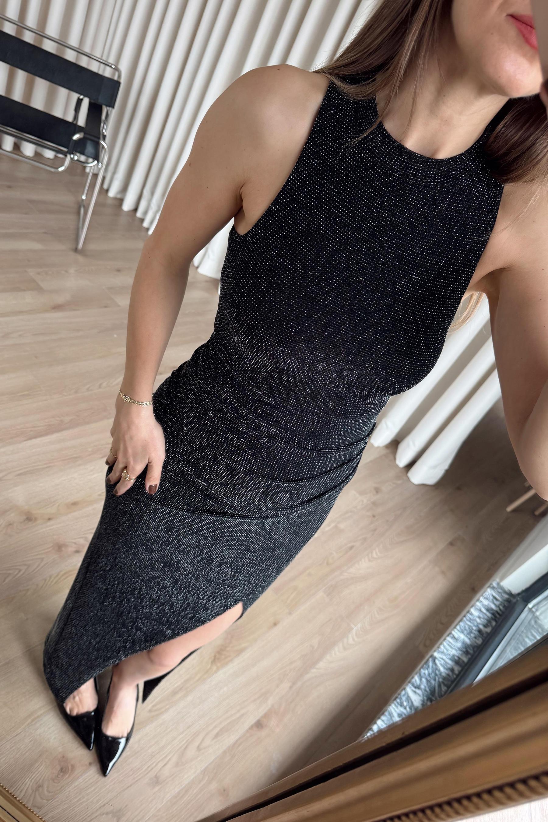 Siyah Simli Sıfır Kol Belden Drapeli Yırtmaçlı Elbise