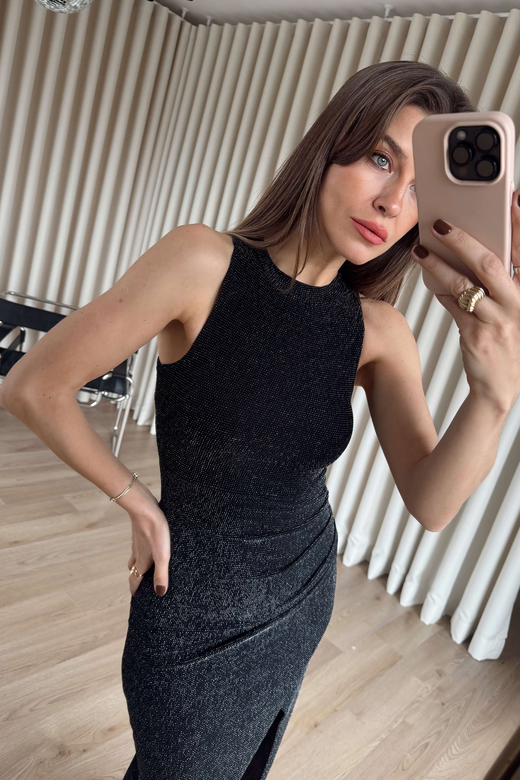 Siyah Simli Sıfır Kol Belden Drapeli Yırtmaçlı Elbise