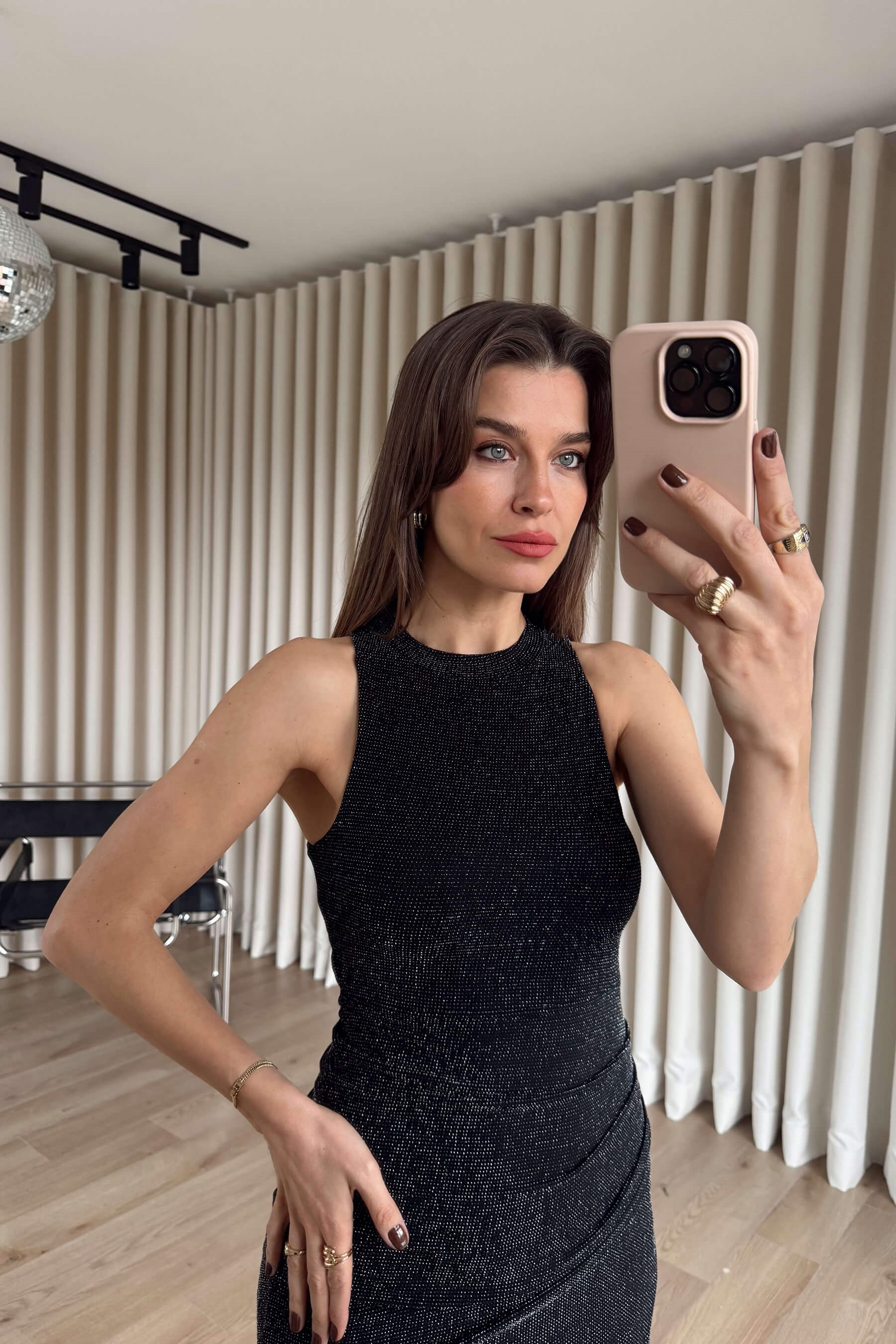 Siyah Simli Sıfır Kol Belden Drapeli Yırtmaçlı Elbise