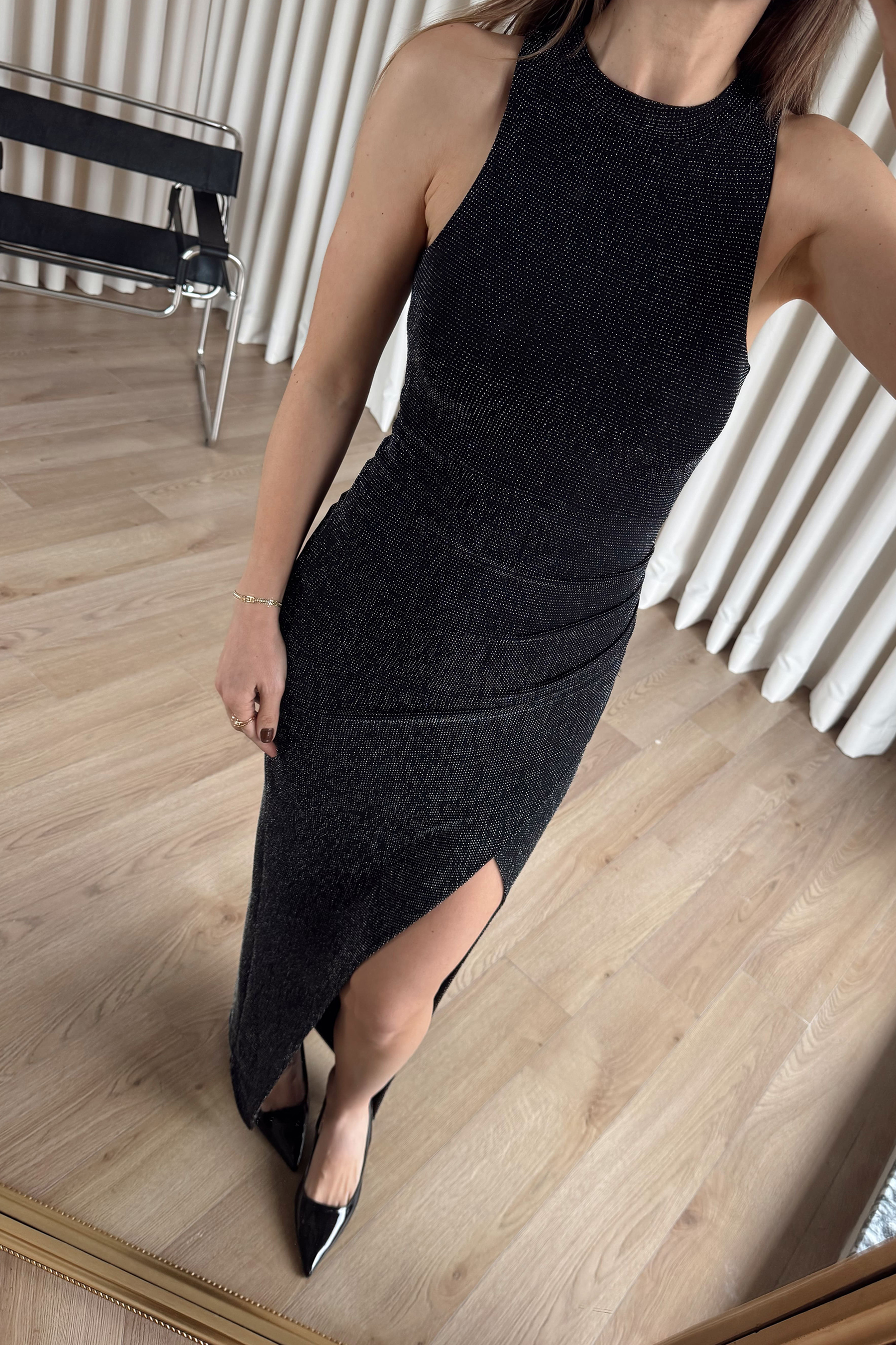 Siyah Simli Sıfır Kol Belden Drapeli Yırtmaçlı Elbise