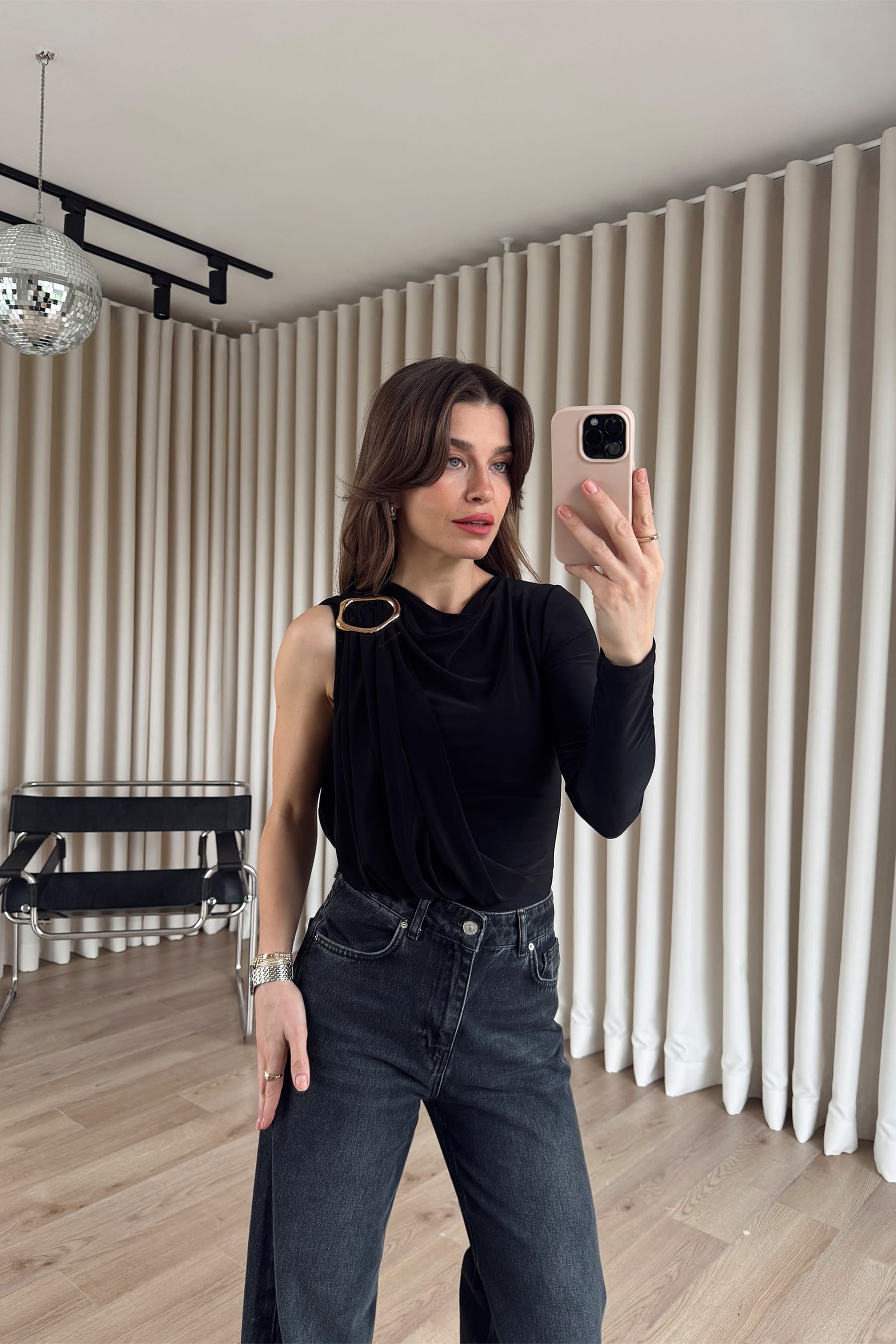 Siyah Tek Omuz Gold Toka Detaylı Bluz