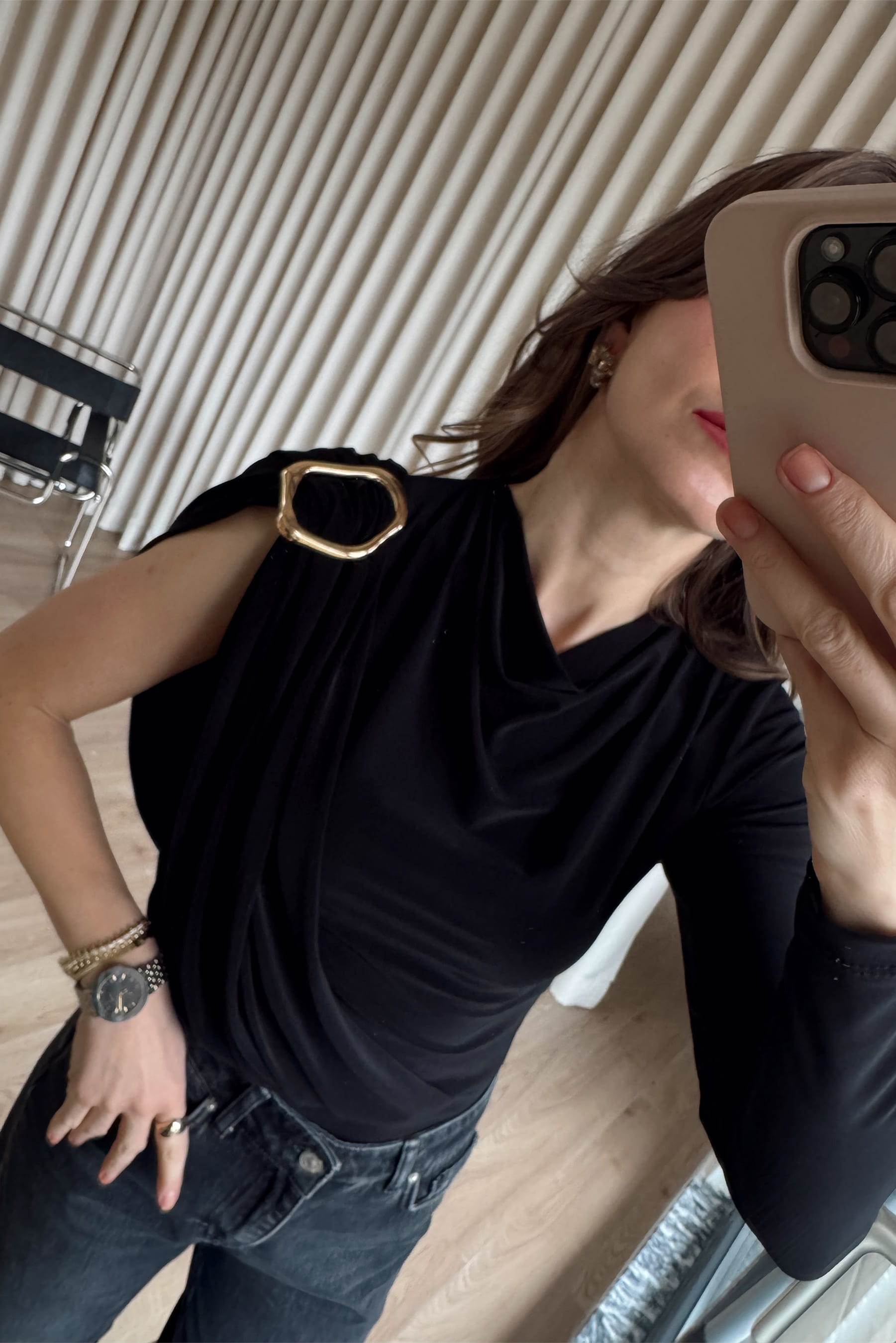 Siyah Tek Omuz Gold Toka Detaylı Bluz