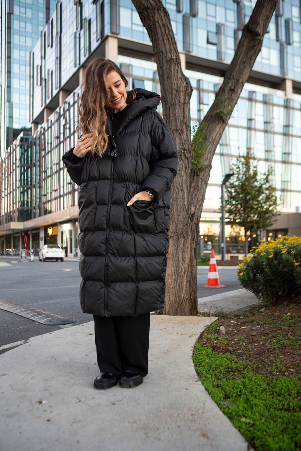 Siyah Uzun Kapşonlu Şişme Mont