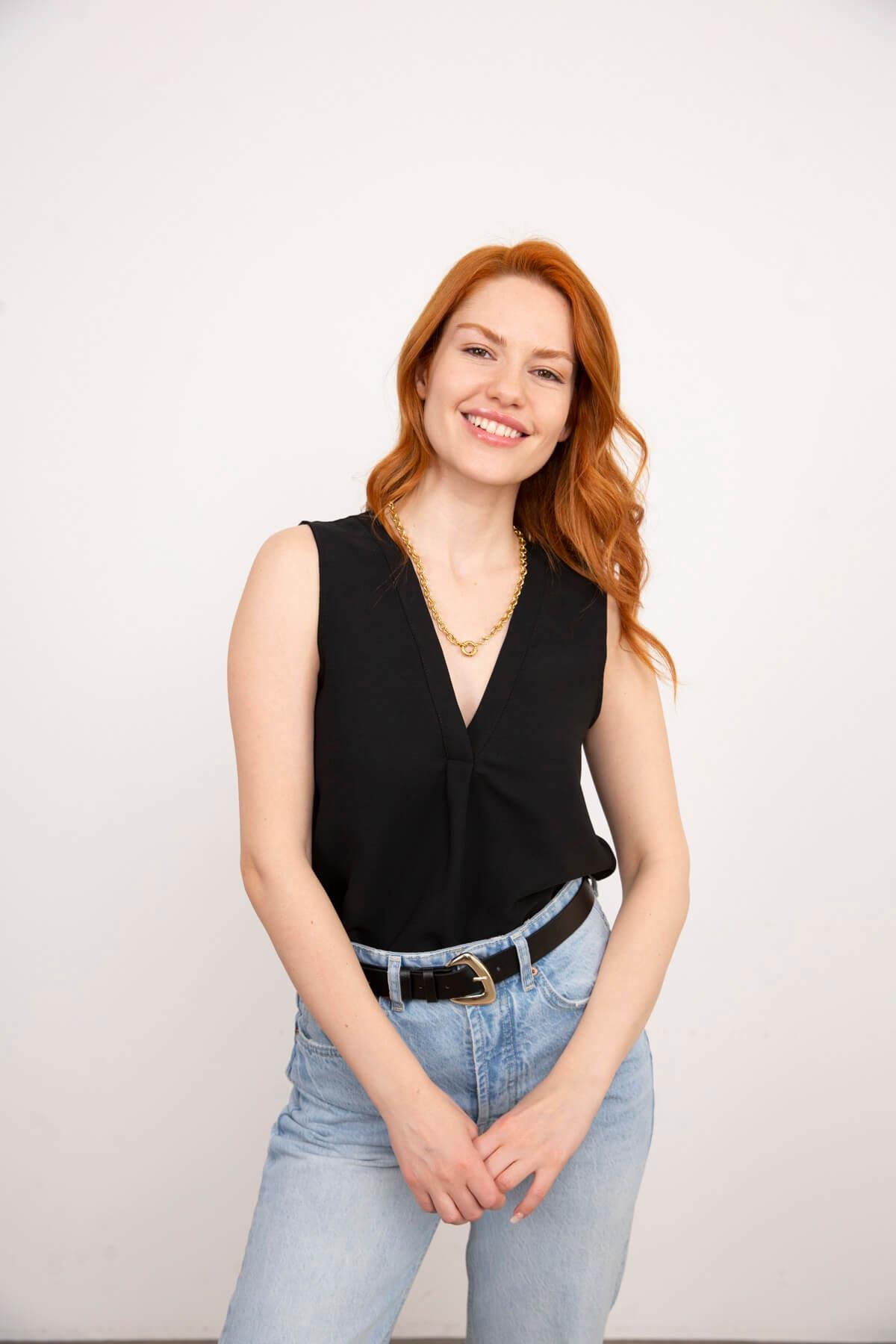 Siyah V Yaka Sıfır Kol Bluz