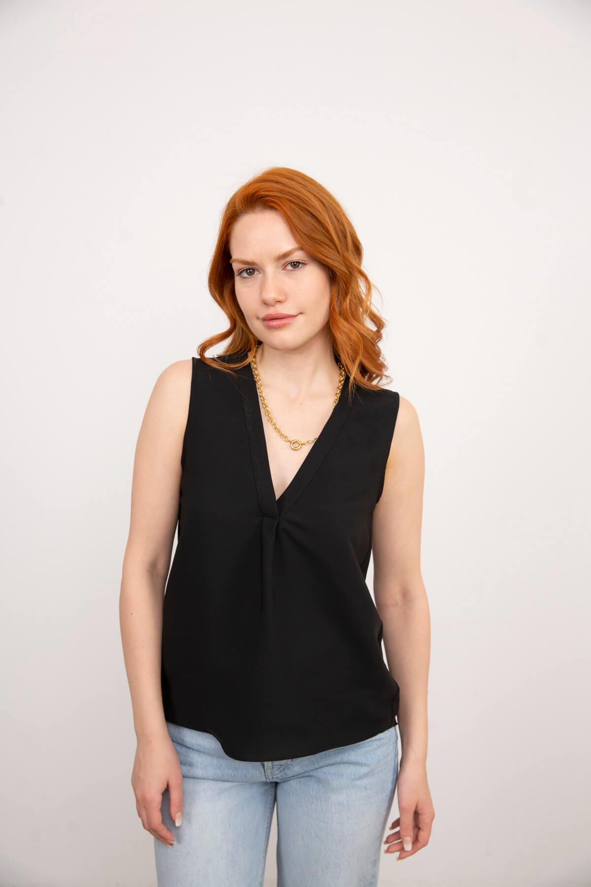 Siyah V Yaka Sıfır Kol Bluz