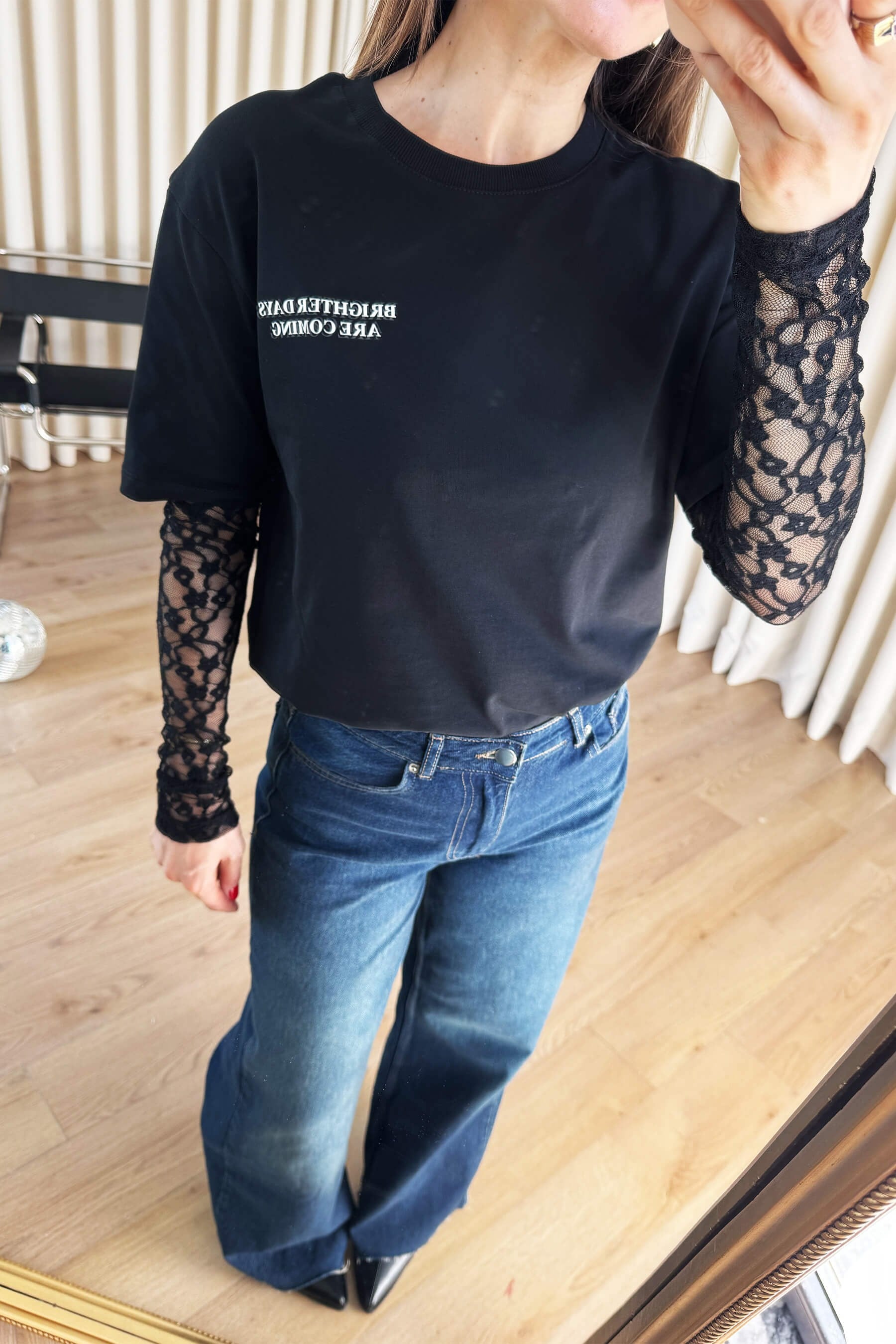 Siyah Yazı Baskılı Kolları Dantelli Bluz