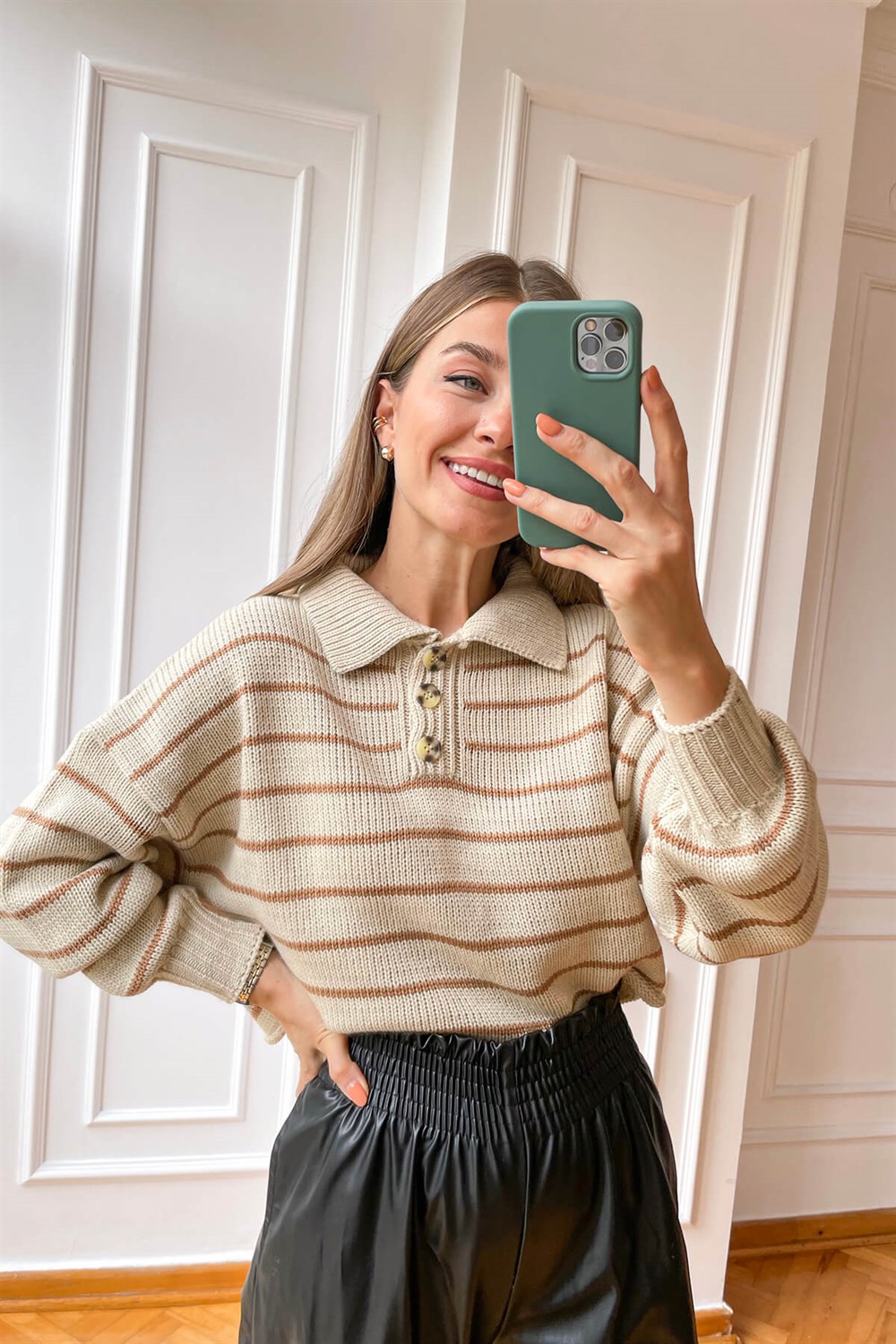 Sütlü Kahve Polo Yaka Çizgili Crop Kazak