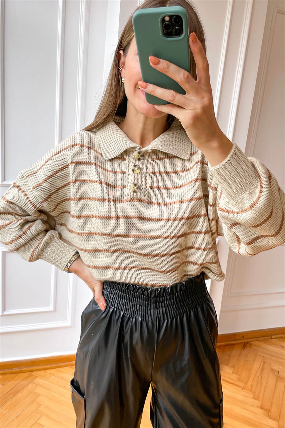 Sütlü Kahve Polo Yaka Çizgili Crop Kazak