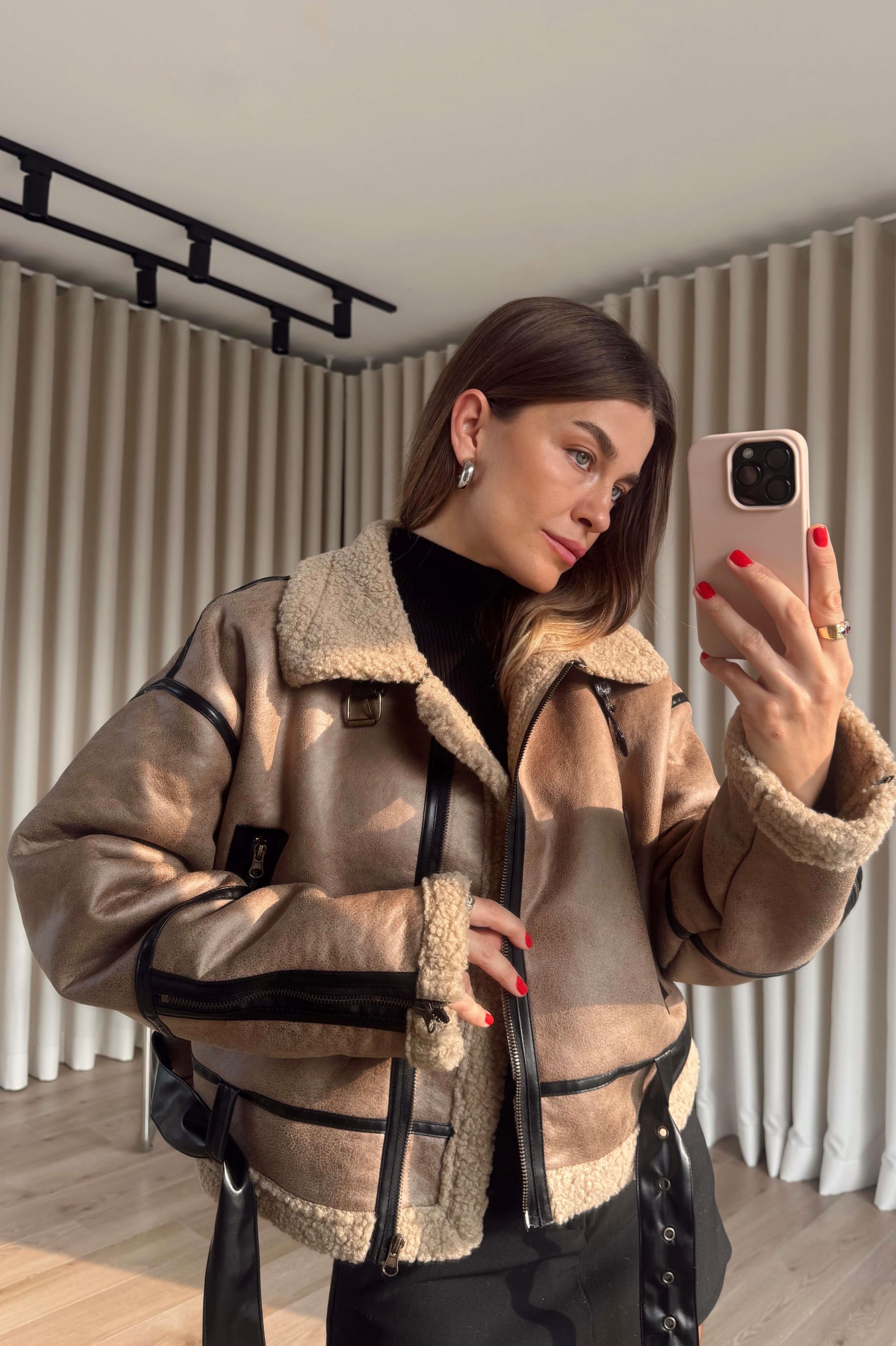 Sütlü Kahve Siyah Kemer Detaylı İçi Kürklü Oversize Deri Mont