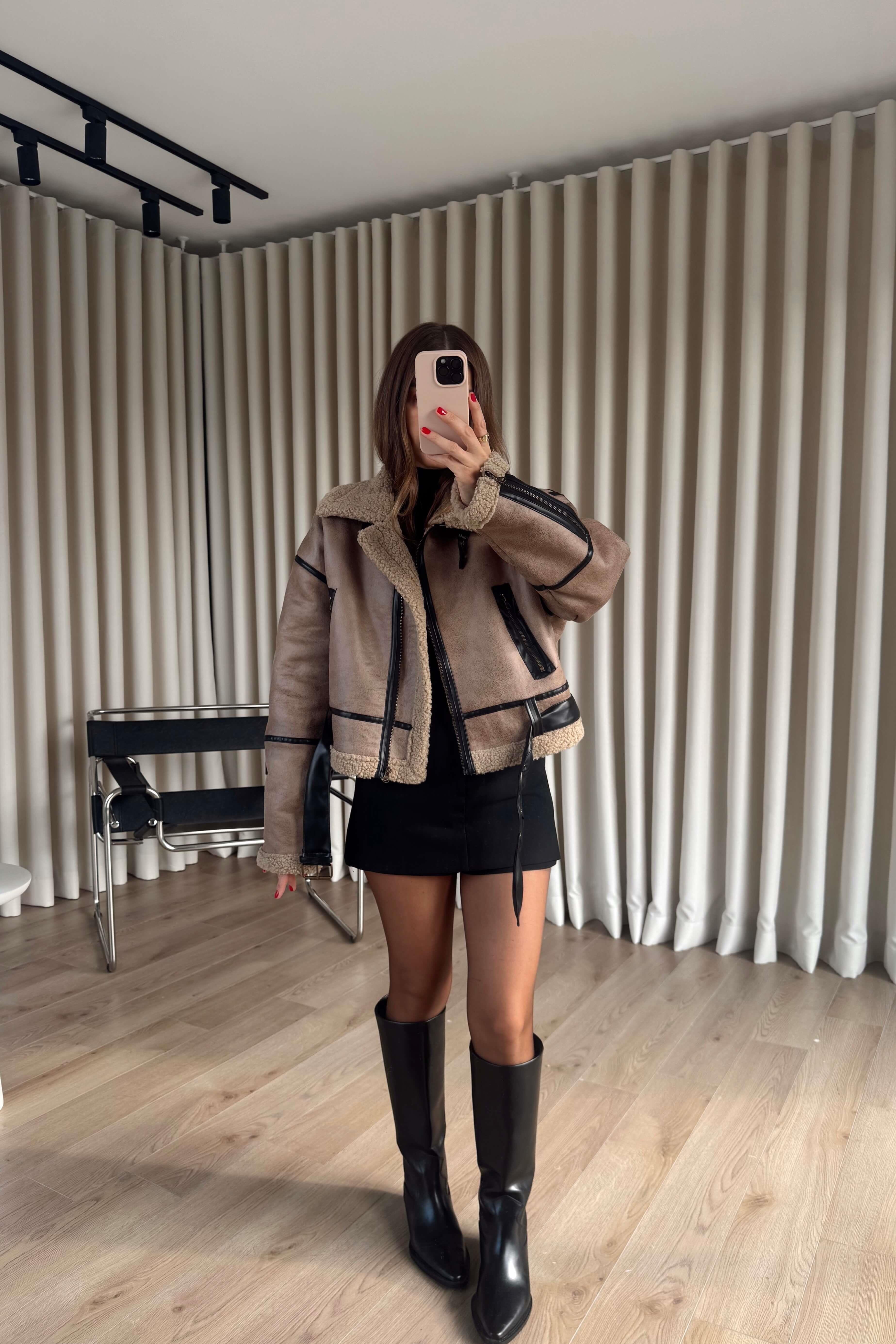 Sütlü Kahve Siyah Kemer Detaylı İçi Kürklü Oversize Deri Mont