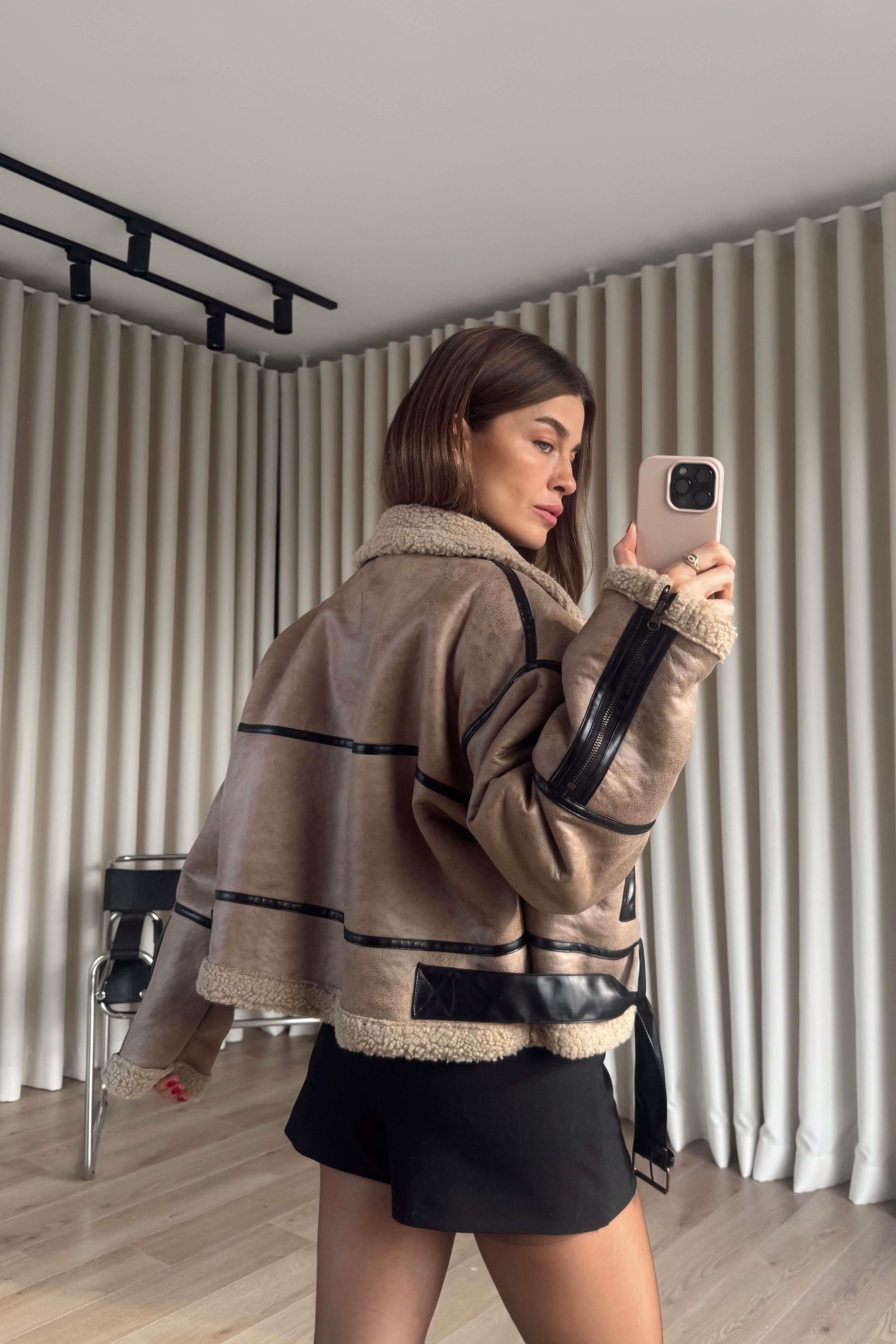 Sütlü Kahve Siyah Kemer Detaylı İçi Kürklü Oversize Deri Mont