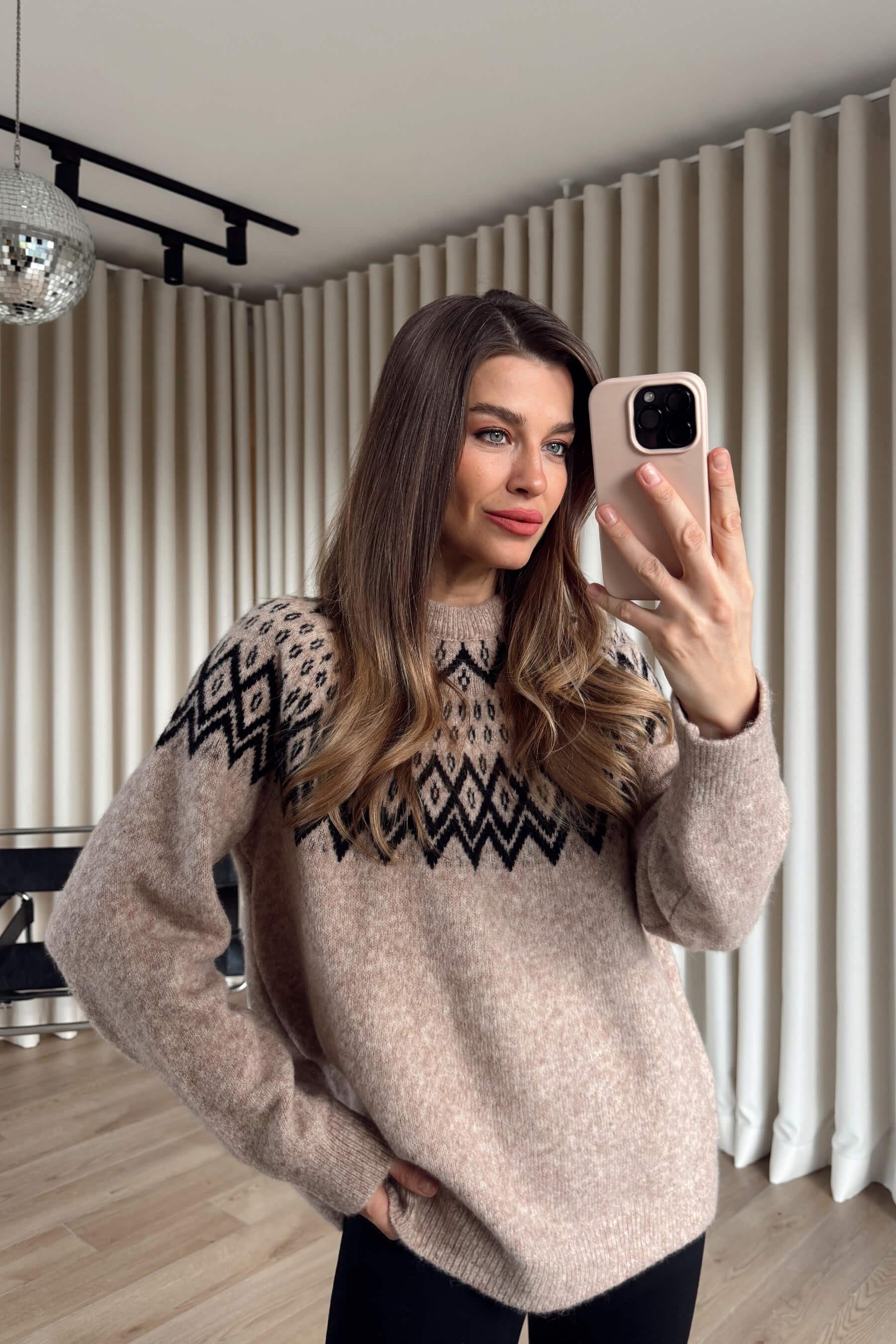 Sütlü Kahve Siyah Yaka Oversize Desenli Triko Kazak