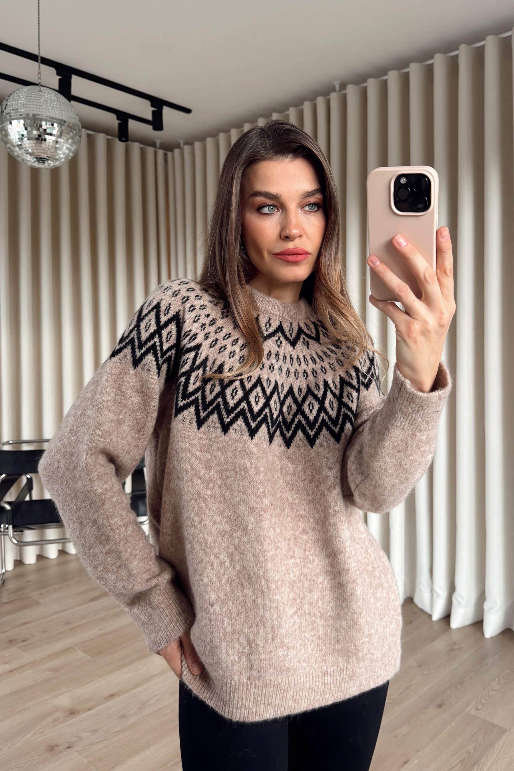 Sütlü Kahve Siyah Yaka Oversize Desenli Triko Kazak