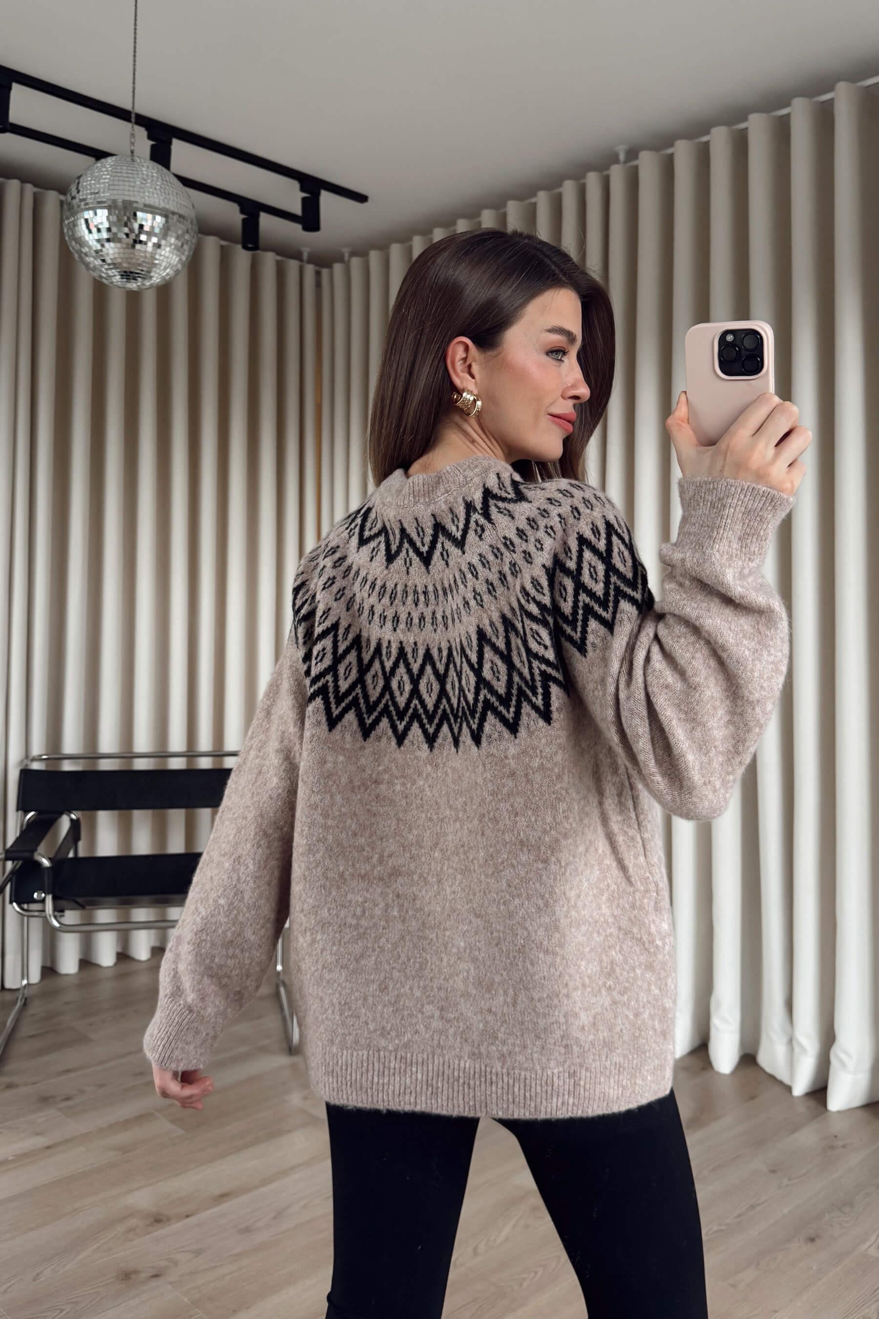 Sütlü Kahve Siyah Yaka Oversize Desenli Triko Kazak