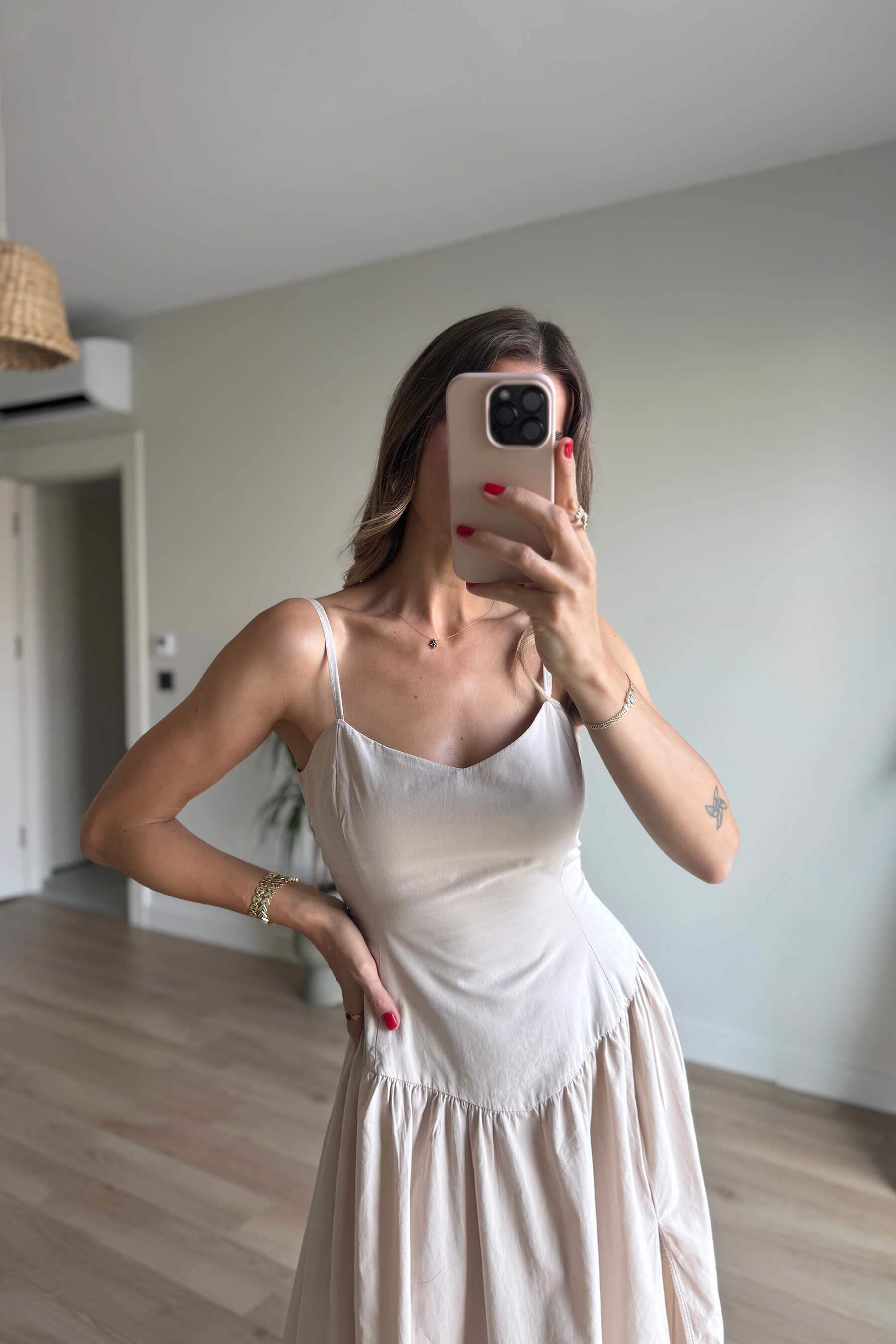 Taş Rengi Bel Detaylı Askılı Yırtmaçlı Elbise