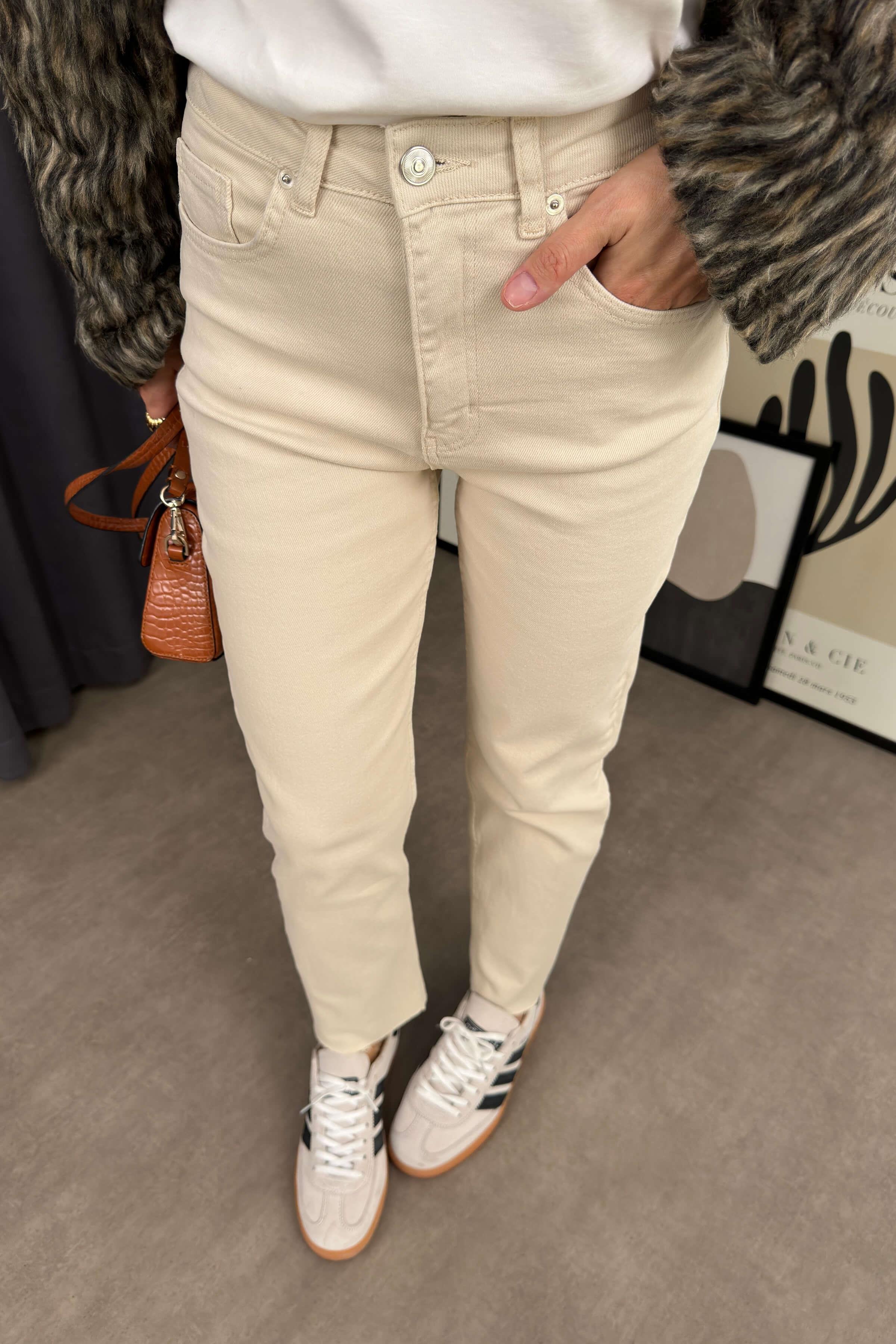 Taş Rengi Boyfit Kesik Paça Jean