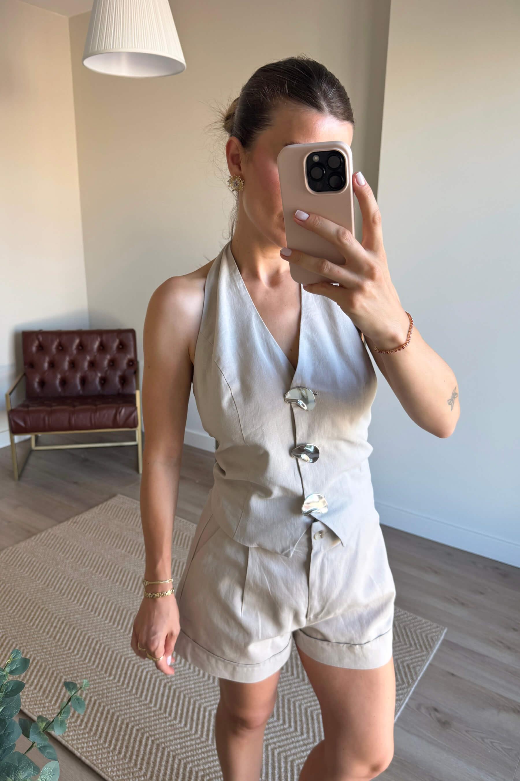 Taş Rengi Gümüş Düğmeli Sırt Dekolteli Bluz Şort Takım