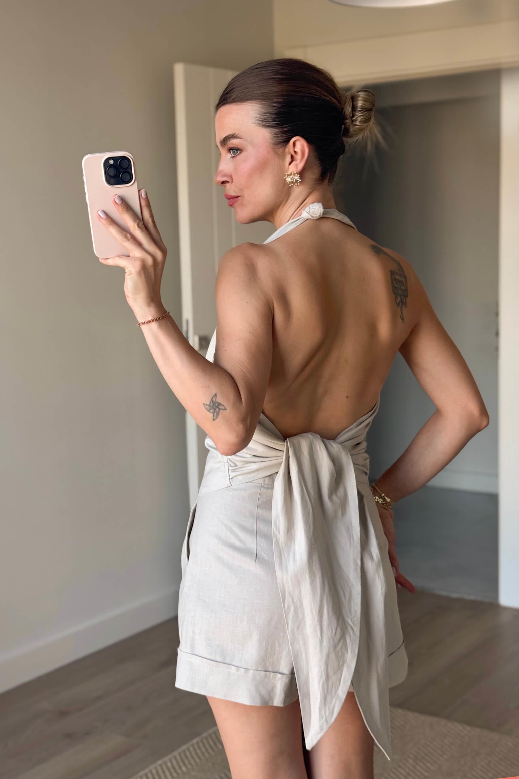 Taş Rengi Gümüş Düğmeli Sırt Dekolteli Bluz Şort Takım